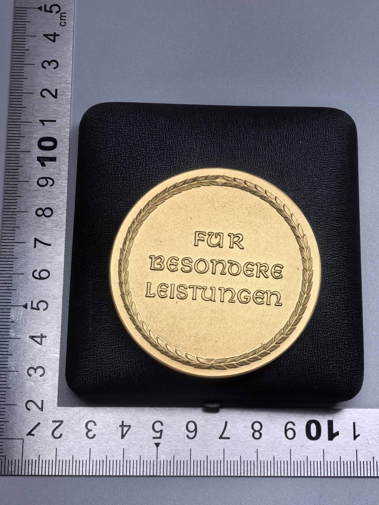 小驴勋章奖章收藏3月28日周六晚六点拍卖（珍爱和平，收藏战争，铭记历史，勿忘国耻，忠党爱国。有偿代拍，送拍规则在简介最后，参拍须阅读规则后再参拍，关系到运费包装发货时效真假辨别等关键信息，拍卖时不再发原图，看大图店主微信码在拍卖店铺介绍里） 大铜章带个盒