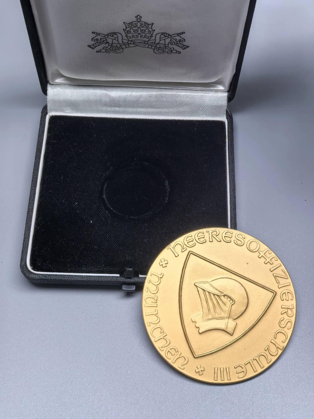 小驴勋章奖章收藏3月28日周六晚六点拍卖（珍爱和平，收藏战争，铭记历史，勿忘国耻，忠党爱国。有偿代拍，送拍规则在简介最后，参拍须阅读规则后再参拍，关系到运费包装发货时效真假辨别等关键信息，拍卖时不再发原图，看大图店主微信码在拍卖店铺介绍里） 大铜章带个盒