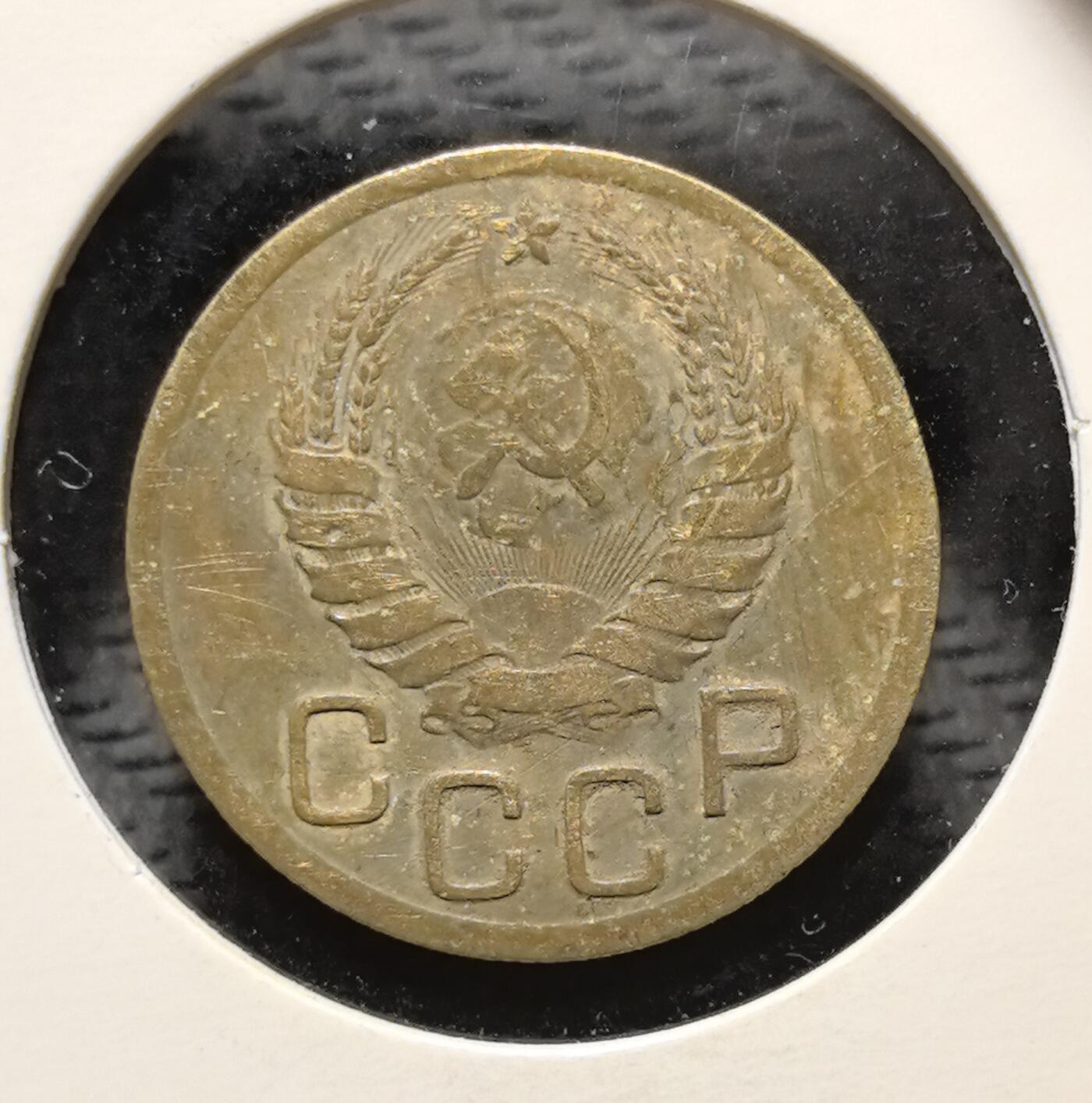 外国优质老铜币银币苏联纪念章，每周六晚九点倒数截拍，满百包邮可寄存，持续收拍 苏联1939年3戈比铜币，正面铸醒目的面值数字与麦穗纹饰，背面镌刻苏联国徽，以地球、镰刀锤子与五角星传递社会主义理想。黄铜包浆温润沧桑，见证二战前夜苏联备战时期的货币体系与社会风貌，是兼具红色收藏与时代叙事价值的苏联流通币。