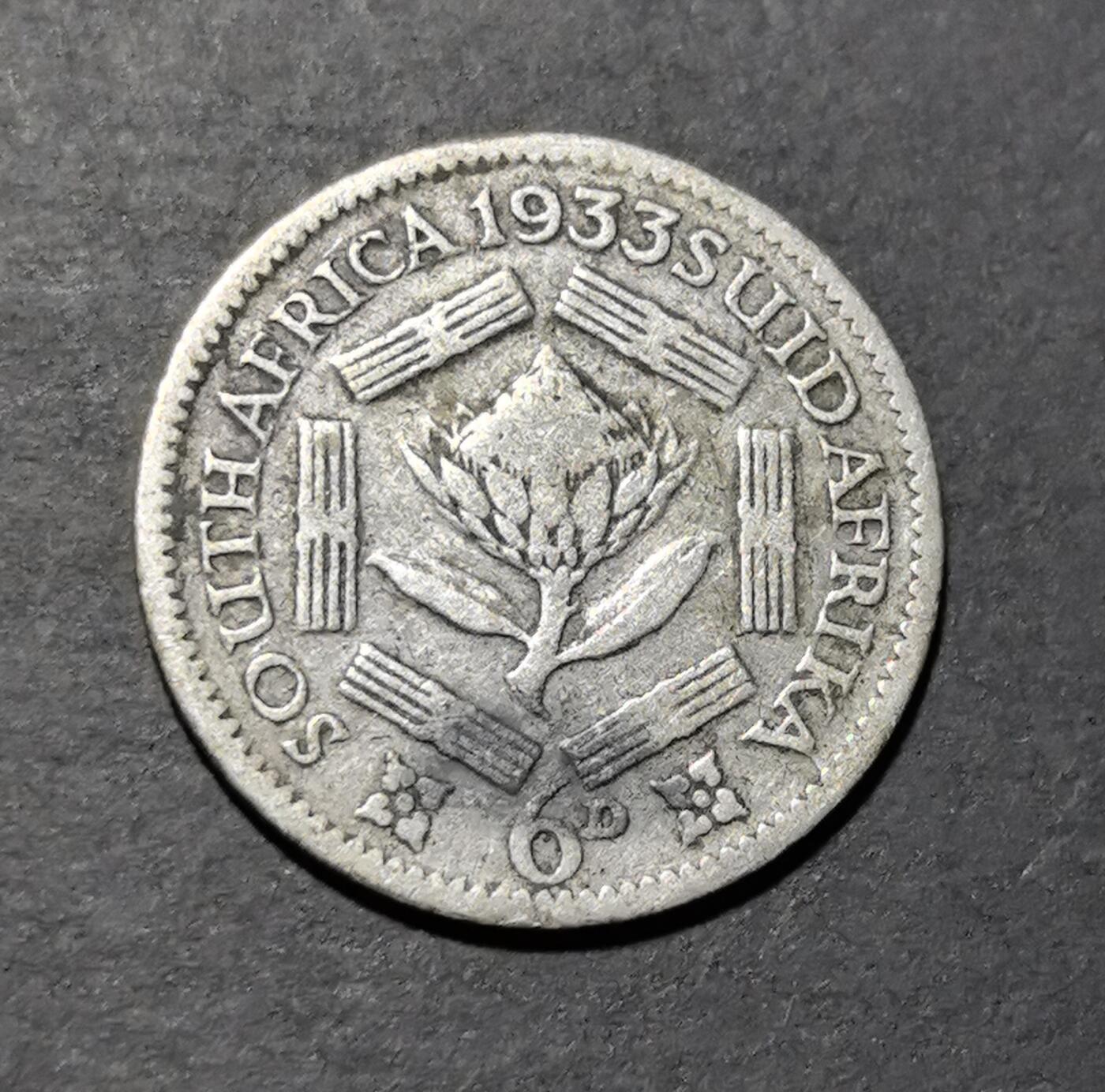 外国优质老铜币银币苏联纪念章，每周六晚九点倒数截拍，满百包邮可寄存，持续收拍 南非 1933 年6 便士银币，英属时期遗存，正面为乔治五世国王肖像，背面是象征南非的帝王花，双语铭文见证殖民历史，银质老币收藏韵味十足