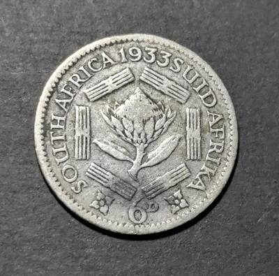 外国优质老铜币银币苏联纪念章，每周六晚九点倒数截拍，满百包邮可寄存，持续收拍 - 南非 1933 年6 便士银币，英属时期遗存，正面为乔治五世国王肖像，背面是象征南非的帝王花，双语铭文见证殖民历史，银质老币收藏韵味十足