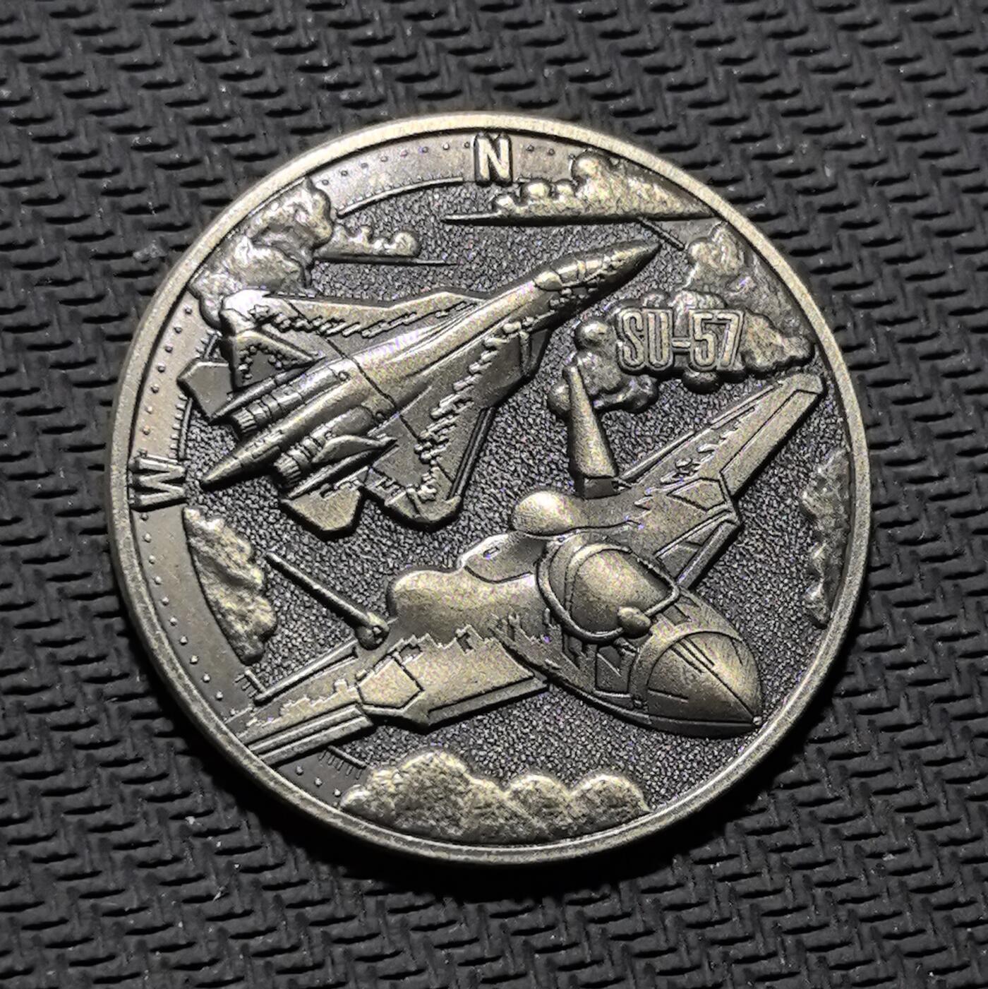 外国优质老铜币银币苏联纪念章，每周六晚九点倒数截拍，满百包邮可寄存，持续收拍 苏 - 57 隐身战机纪念铜章，直径34.6mm，重13克，正面双机编队浮雕尽显五代机锋芒，标注 “SU-57”；背面以参数铭文（2600km/h 极速、20km 升限）传递俄制战机硬核实力。镍铜包浆冷峻硬朗，航空细节刻画精准，是兼具现代军工与航空收藏价值的军事纪念章。