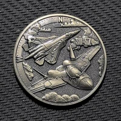 外国优质老铜币银币苏联纪念章，每周六晚九点倒数截拍，满百包邮可寄存，持续收拍 - 苏 - 57 隐身战机纪念铜章，直径34.6mm，重13克，正面双机编队浮雕尽显五代机锋芒，标注 “SU-57”；背面以参数铭文（2600km/h 极速、20km 升限）传递俄制战机硬核实力。镍铜包浆冷峻硬朗，航空细节刻画精准，是兼具现代军工与航空收藏价值的军事纪念章。