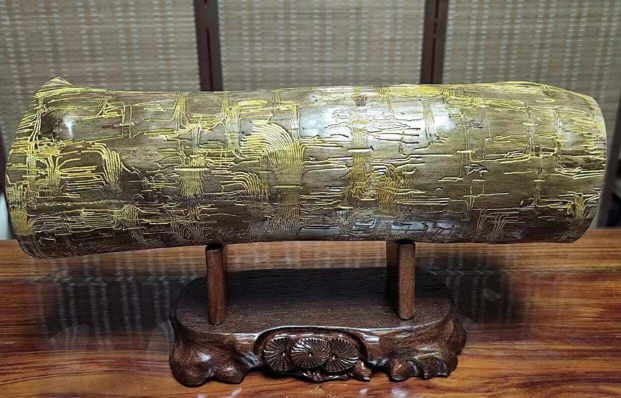 零元拍： 虫花金丝楠（无字天书） 原木 风水柱 横财（材）带皮， 这虫纹的金丝楠 大自然的鬼斧神工啊 画都画不出来，尺寸：47/10CM，抛光后金灿灿满香。