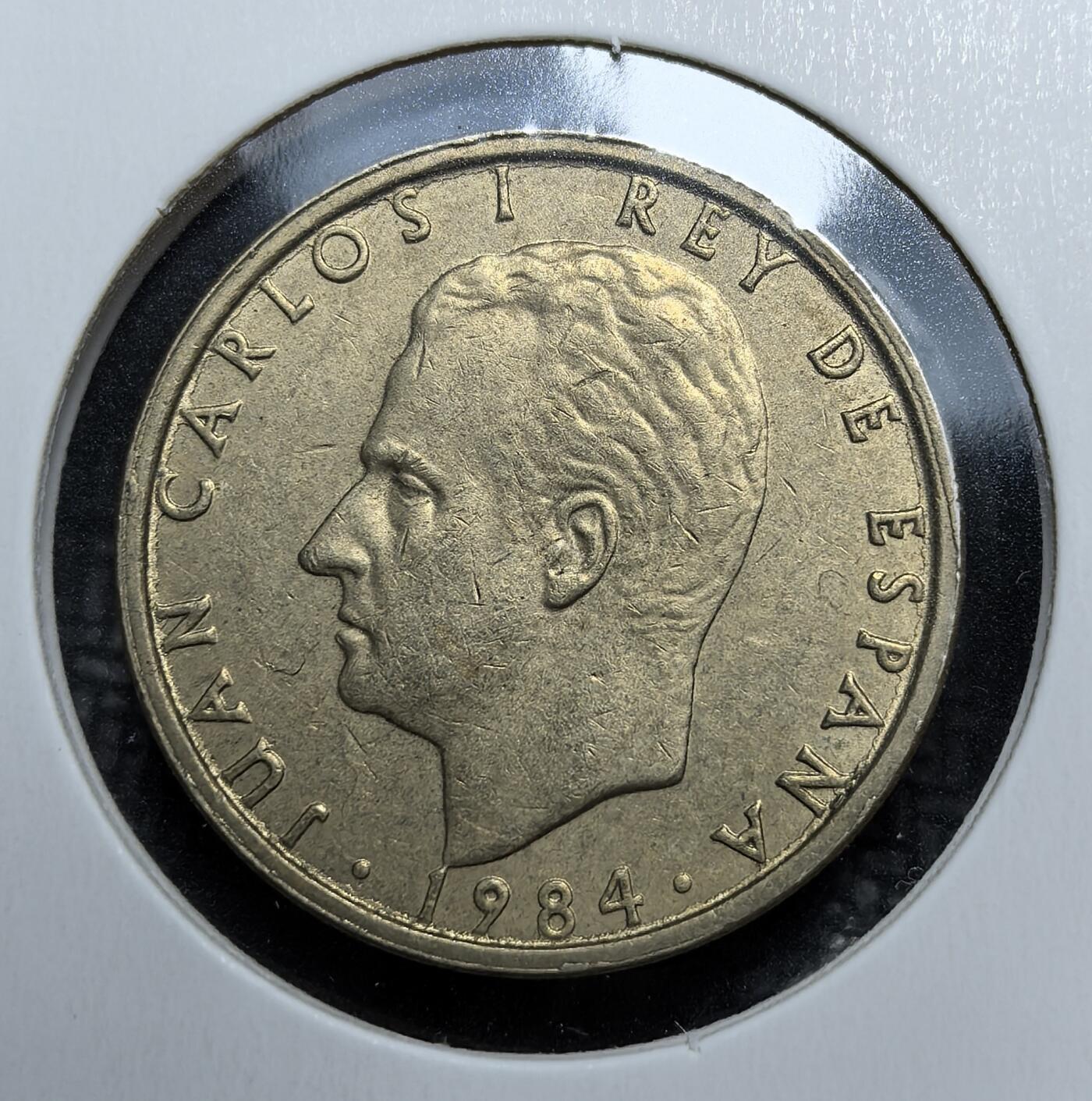 外国优质老铜币银币苏联纪念章，每周六晚九点倒数截拍，满百包邮可寄存，持续收拍 西班牙1984 年 100 比塞塔铜币，正面胡安・卡洛斯一世头像，背面经典国徽与海格力斯柱，品相完好带自然包浆，是佛朗哥后西班牙货币收藏的优选。