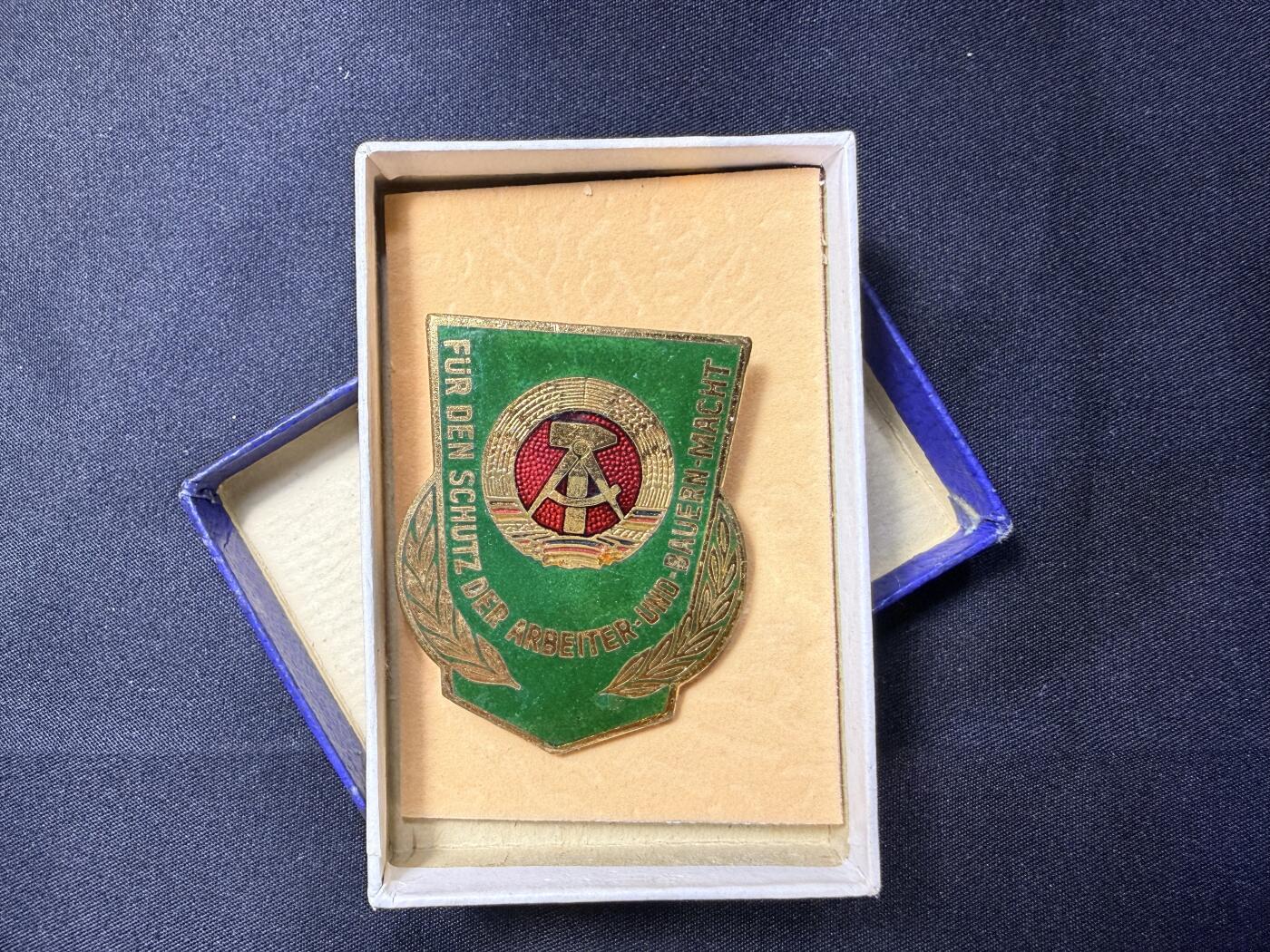 云宸嘉赏-勋臻文献佳藏优品精选场次（低佣 转发佣金红包） 民主德国边防军优秀功绩奖章 早期真珐琅仿皮盒版本 好品稀有 