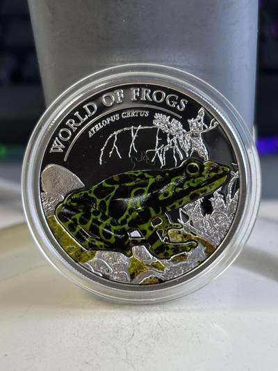 第195期拍卖 - 帕劳2011年动物青蛙系列绿蛙精制彩色1/2盎司纪念银币带证书，925银，发行量1000枚
