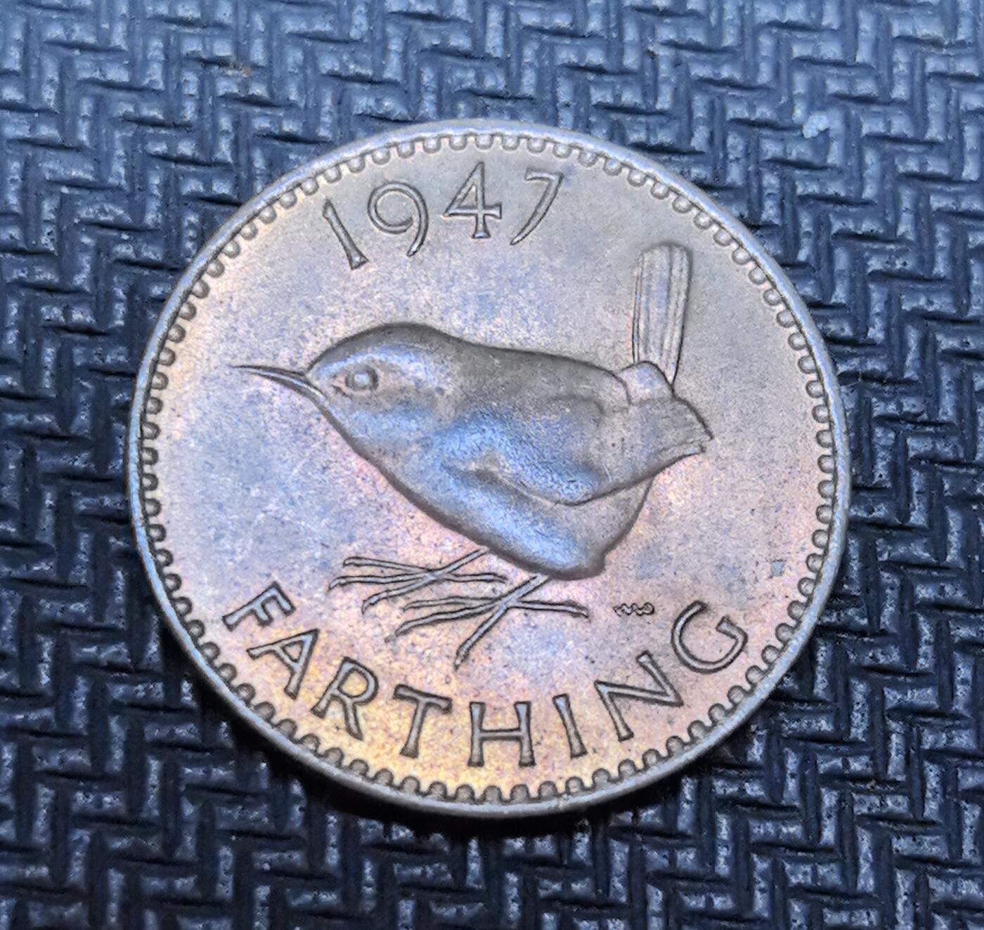 外国优质老铜币银币苏联纪念章，每周六晚九点倒数截拍，满百包邮可寄存，持续收拍 原光1947 年英国乔治六世法新铜币，正面为乔治六世侧面像，见证战后英国民生，背面是灵动的鹪鹩小鸟图案，设计清新自然，包浆温润带复古铜色，是英国近代小额货币与自然主义美学的经典实物，收藏辨识度高。