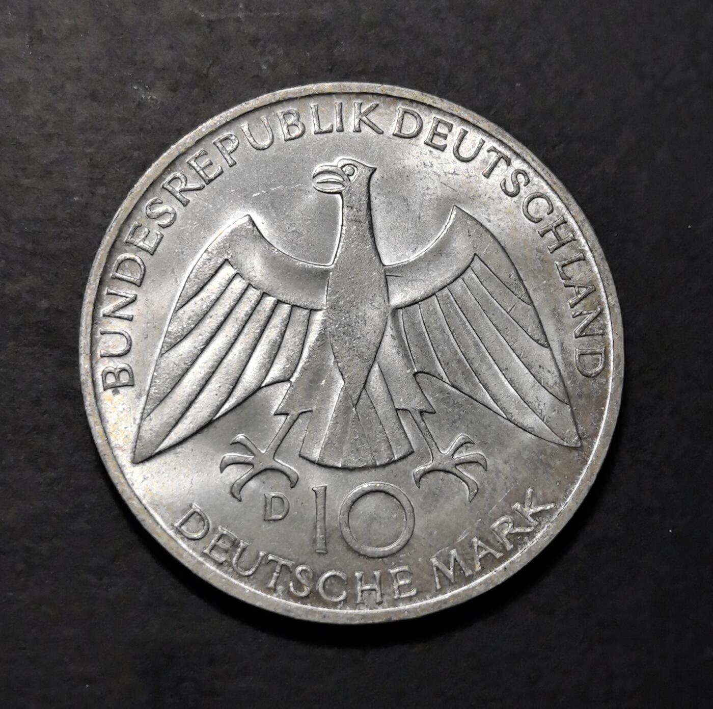 外国优质老铜币银币苏联纪念章，每周六晚九点倒数截拍，满百包邮可寄存，持续收拍 德国 1972 年慕尼黑奥运会 10 马克纪念银币，联邦鹰徽与现代螺旋纹设计，见证奥运历史，银质保真，工艺精湛，兼具收藏与体育纪念价值。