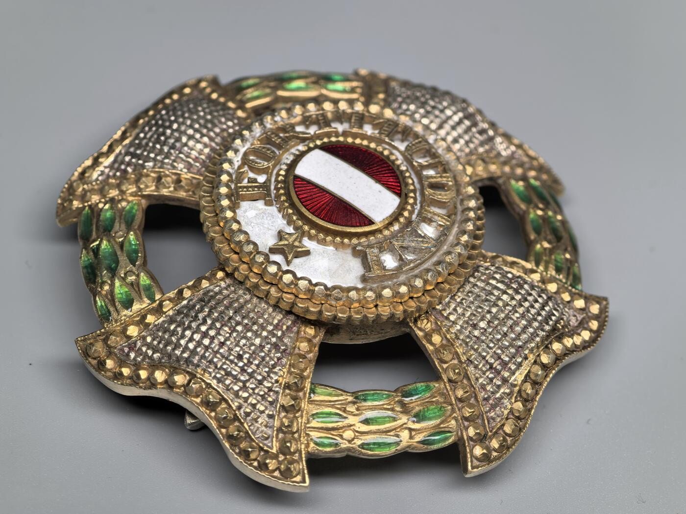 小驴勋章奖章收藏3月28日周六晚六点拍卖（珍爱和平，收藏战争，铭记历史，勿忘国耻，忠党爱国。有偿代拍，送拍规则在简介最后，参拍须阅读规则后再参拍，关系到运费包装发货时效真假辨别等关键信息，拍卖时不再发原图，看大图店主微信码在拍卖店铺介绍里） Rothe厂战后制作特蕾莎星芒勋章，类似于德国57版勋章