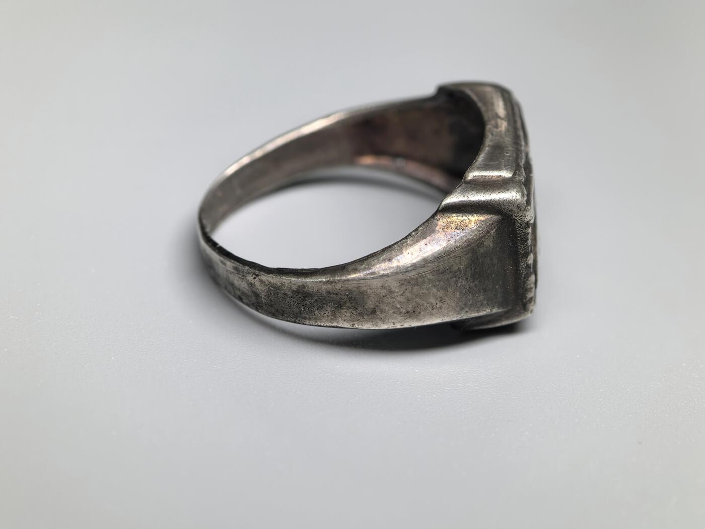 小驴勋章奖章收藏3月28日周六晚六点拍卖（珍爱和平，收藏战争，铭记历史，勿忘国耻，忠党爱国。有偿代拍，送拍规则在简介最后，参拍须阅读规则后再参拍，关系到运费包装发货时效真假辨别等关键信息，拍卖时不再发原图，看大图店主微信码在拍卖店铺介绍里） 使用原品开模工艺品秃鹫军团空军银戒指，内打银标和珠宝商标，港码18码，图案为得三空军极早期第一版“垂尾”鹰徽（德空军1935年3月1日开始佩发，1936 年底或 1937 年初开始佩发第二版），非原品