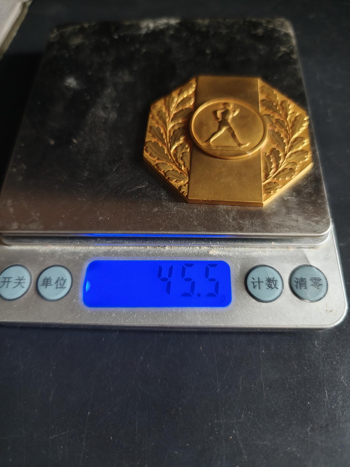 老王徽章第190期 法国竞走八角镀金大铜章     原盒     尺寸       重量45.5g