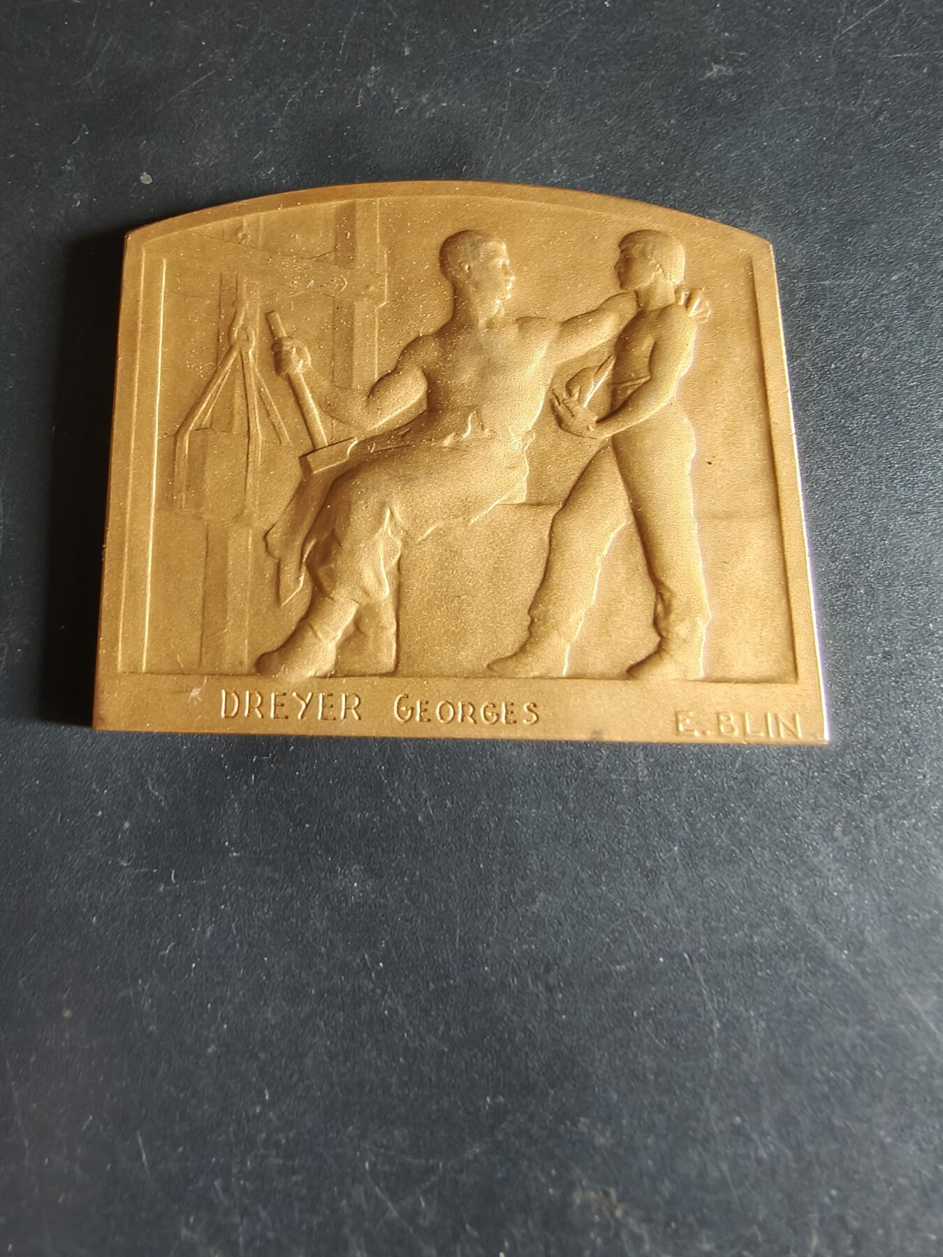 老王徽章第190期 法国工业家协会预防工业事故方形镀金大铜章     原盒    装饰艺术风格   大师E.Blin作品      尺寸50×43mm     重量51.6g