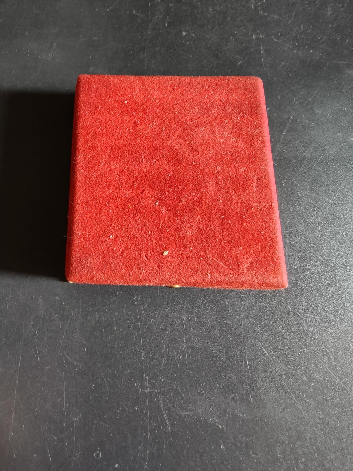 老王徽章第190期 法国排球运动方形大铜章    原盒     尺寸48×53mm     重量80.9g