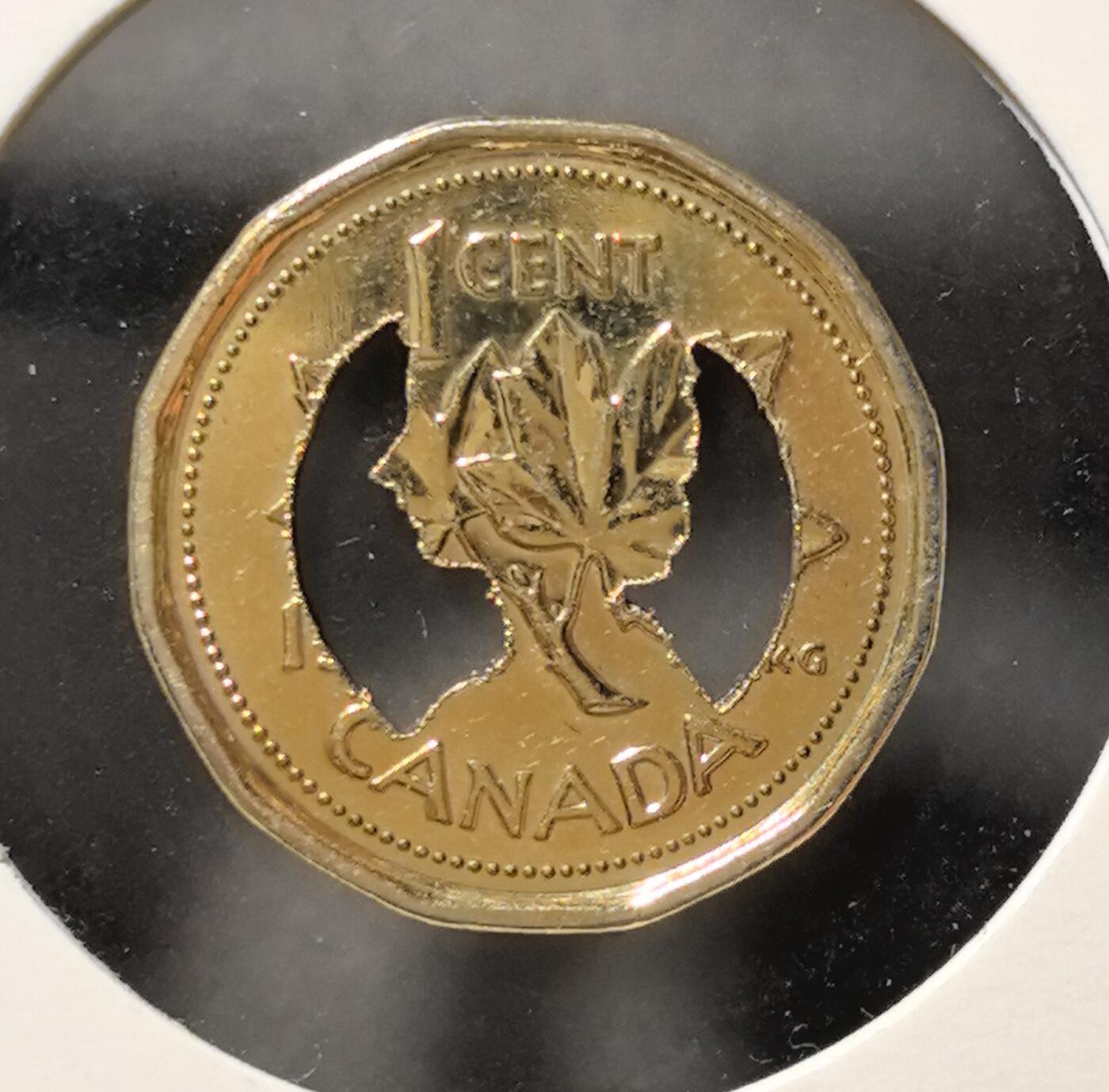 外国优质老铜币银币苏联纪念章，每周六晚九点倒数截拍，满百包邮可寄存，持续收拍 加拿大 1 分镂空纪念币，正面为伊丽莎白二世头像，背面是标志性枫叶图案，独特的镂空工艺极具辨识度，既承载加拿大货币文化，又因精巧设计成为趣味收藏佳品。