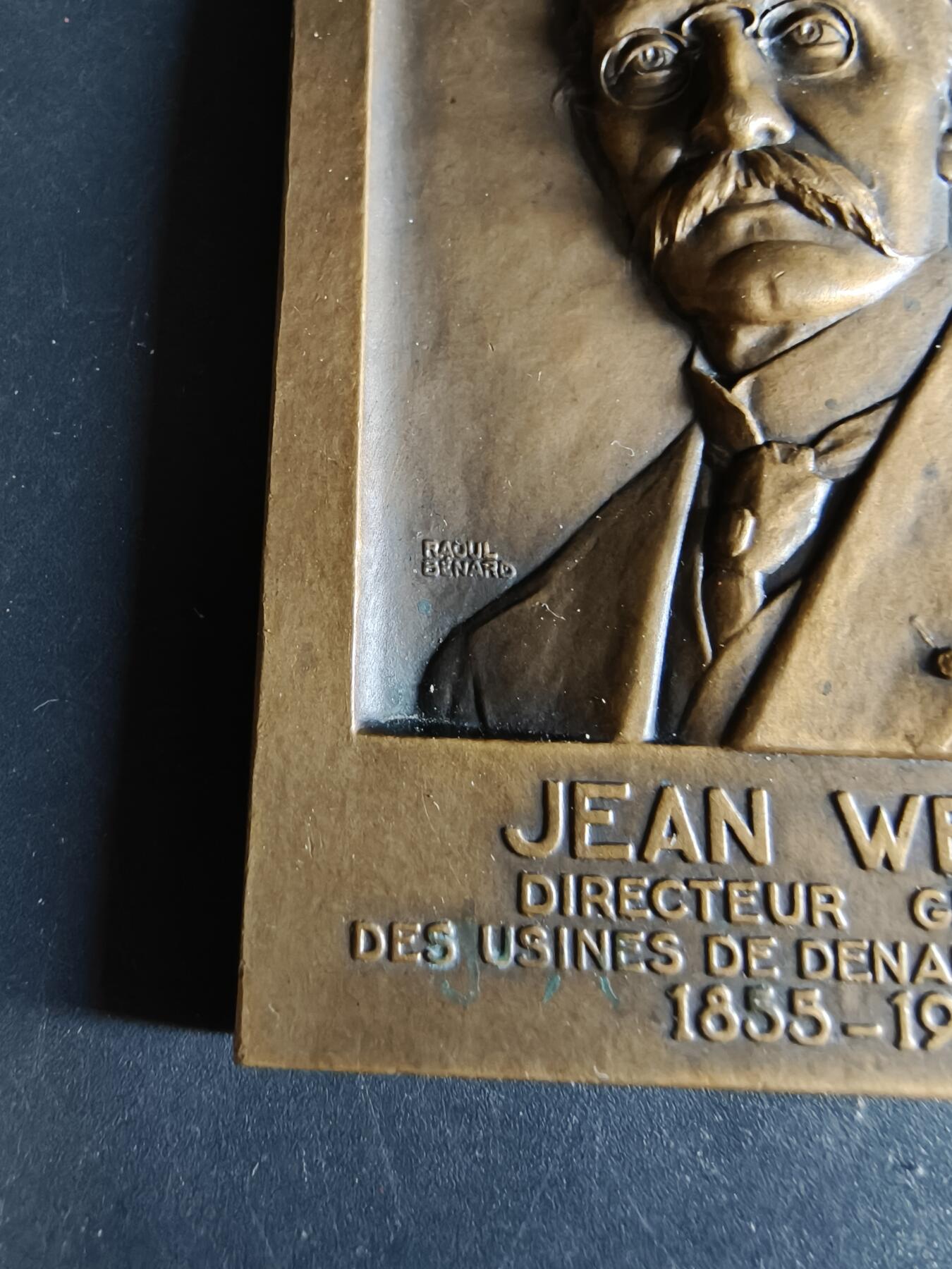 老王徽章第190期 法国德南与安赞钢铁厂总经理让·维尔特方形大铜章      让·维尔特被视为法国冶金工业史上的杰出人物，他在第一次世界大战后工厂的重建中发挥了关键作用       盒子损坏       尺寸55×75mm     重量150g