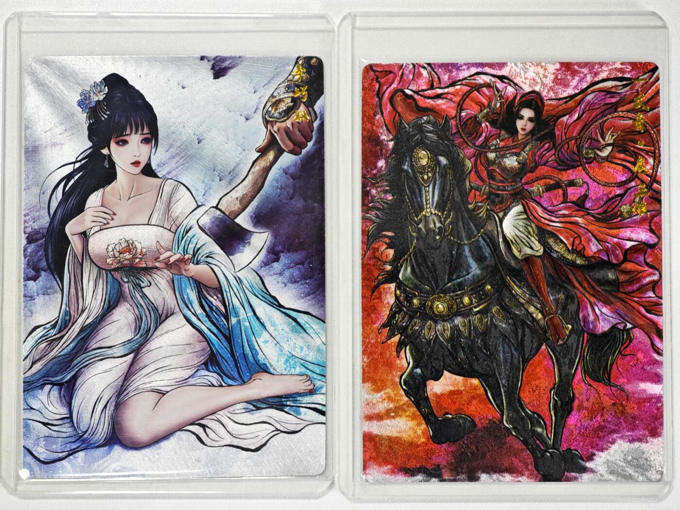 白泽拍卖卡牌手绘专场第34期（花朝去了又春分 草如茵 柳烟新） 2026 卡德曼 张建东水浒 2张 一丈青扈三娘354/388，李巧奴051/300 粗闪 卡夹封装