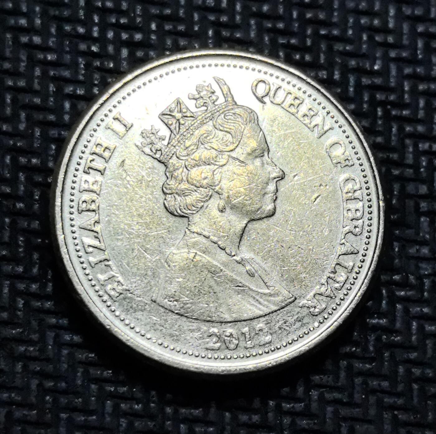 外国优质老铜币银币苏联纪念章，每周六晚九点倒数截拍，满百包邮可寄存，持续收拍 直布罗陀尼安德特人头骨发现纪念 1 英镑硬币，正面为伊丽莎白二世头像，背面镌刻 1848 年直布罗陀发现的尼安德特人头骨化石，将古人类考古史与钱币艺术结合。镍黄铜材质，图案细节清晰，是兼具科学叙事与收藏价值的英属海外领地特色纪念币。