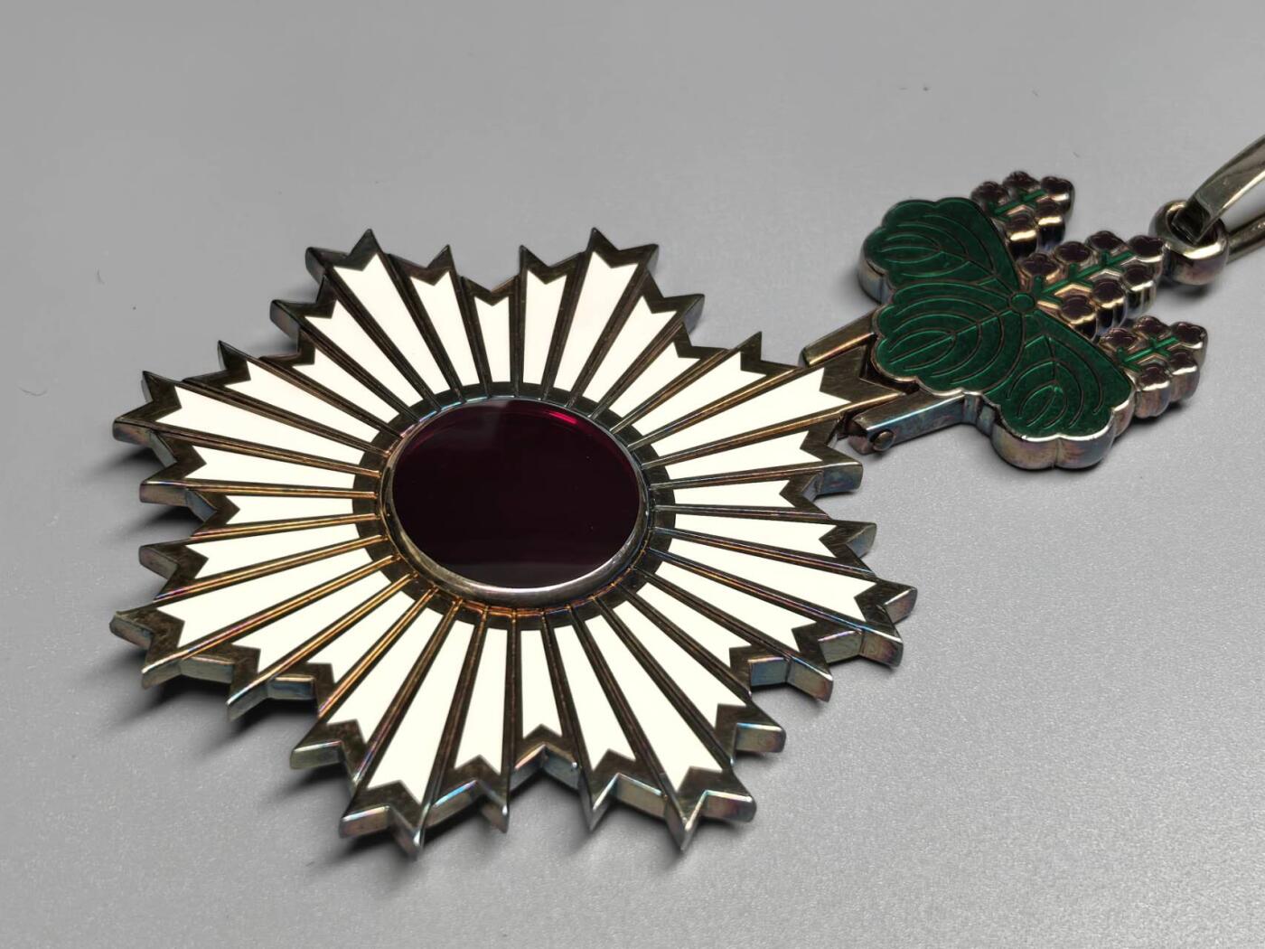 小驴勋章奖章收藏3月28日周六晚六点拍卖（珍爱和平，收藏战争，铭记历史，勿忘国耻，忠党爱国。有偿代拍，送拍规则在简介最后，参拍须阅读规则后再参拍，关系到运费包装发货时效真假辨别等关键信息，拍卖时不再发原图，看大图店主微信码在拍卖店铺介绍里） 勋三等旭日中绶章带大漆盒带略，银质七宝烧