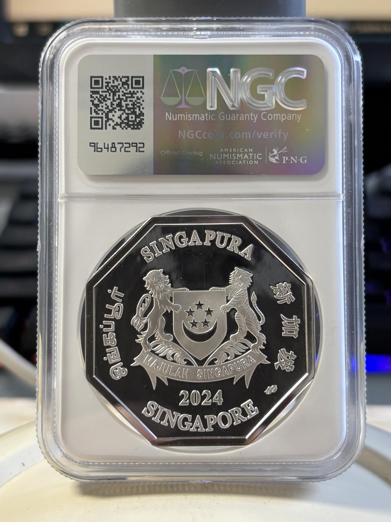 第194期拍卖 新加坡2024年十二生肖龙年银币3枚套NGC-PF70，1盎司/1盎司/1/4盎司，999银，发行2000套，无盒证