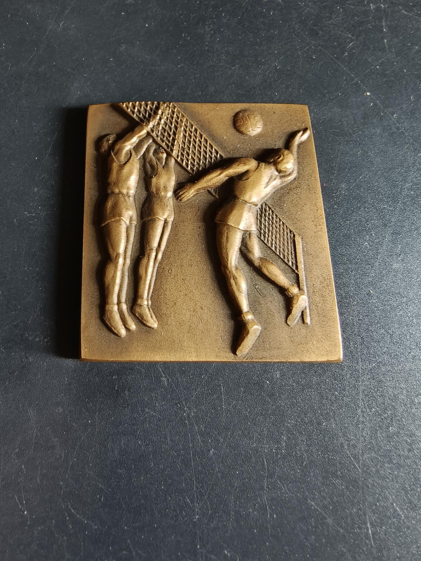 老王徽章第190期 法国排球运动方形大铜章    原盒     尺寸48×53mm     重量80.9g