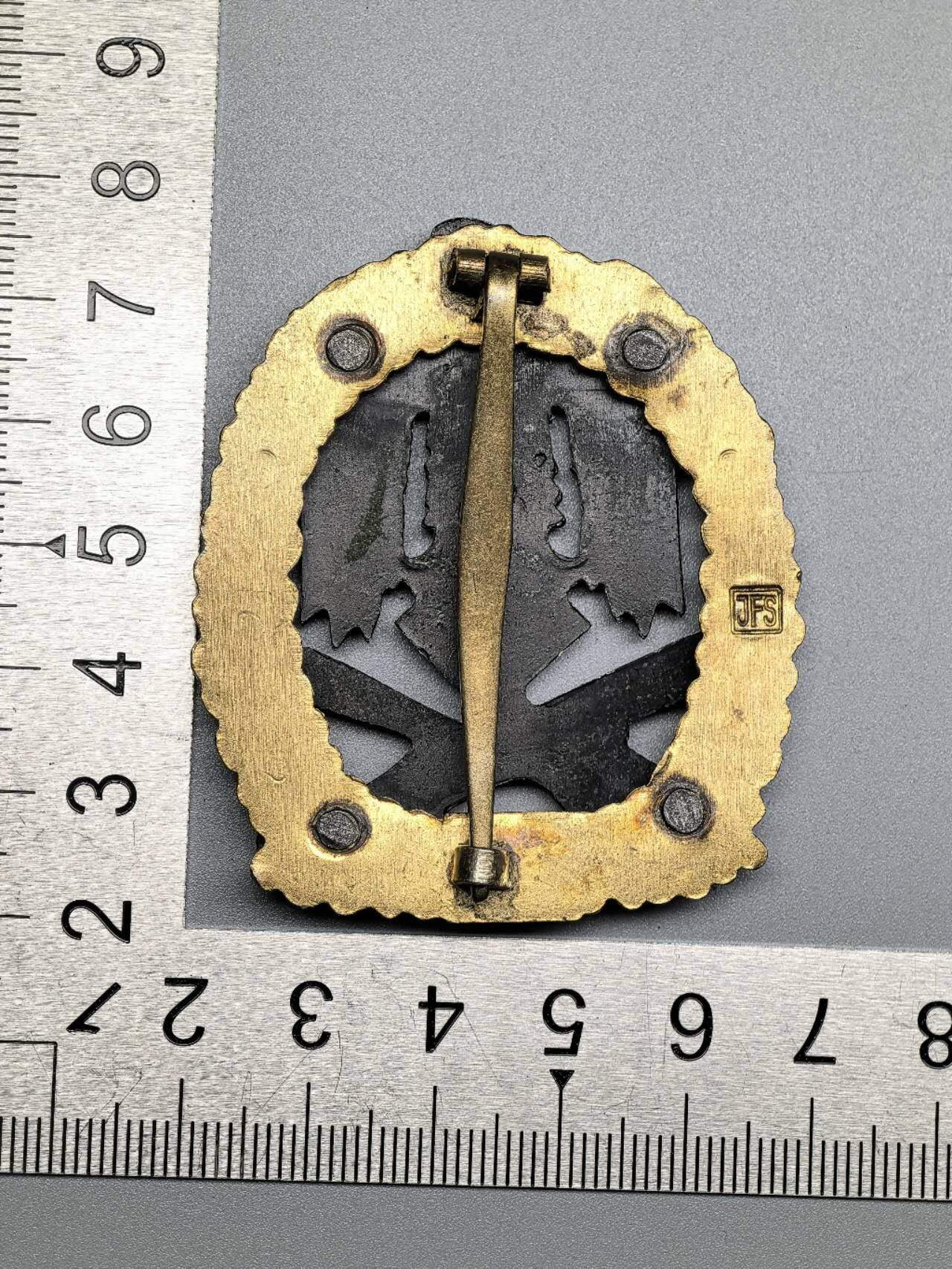 小驴勋章奖章收藏3月28日周六晚六点拍卖（珍爱和平，收藏战争，铭记历史，勿忘国耻，忠党爱国。有偿代拍，送拍规则在简介最后，参拍须阅读规则后再参拍，关系到运费包装发货时效真假辨别等关键信息，拍卖时不再发原图，看大图店主微信码在拍卖店铺介绍里） 现代工艺品 100次突击奖章 非原品