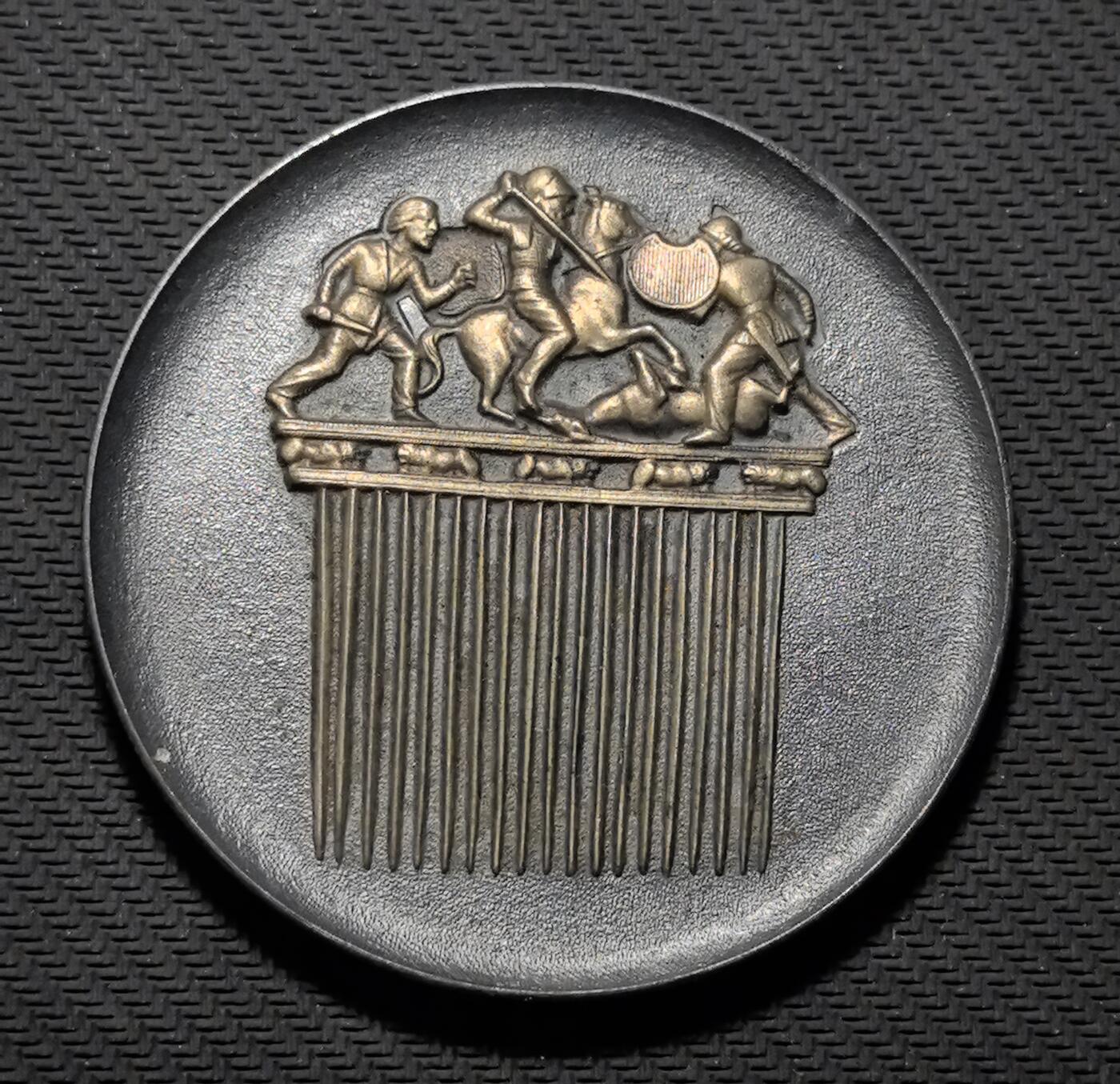 外国优质老铜币银币苏联纪念章，每周六晚九点倒数截拍，满百包邮可寄存，持续收拍 列宁格勒冬宫馆藏古希腊梳形文物纪念铜章直径70mm重99克，正面复刻古典武士搏杀浮雕与梳齿造型，还原古希腊艺术与生活器物的融合之美；背面标注 “ЭРМИТАЖ・ЛЕНИНГРАД”，彰显冬宫的文物典藏地位。铜质包浆冷峻厚重，古典浮雕细节硬核，是兼具西方艺术史与博物馆收藏价值的珍贵纪念章。