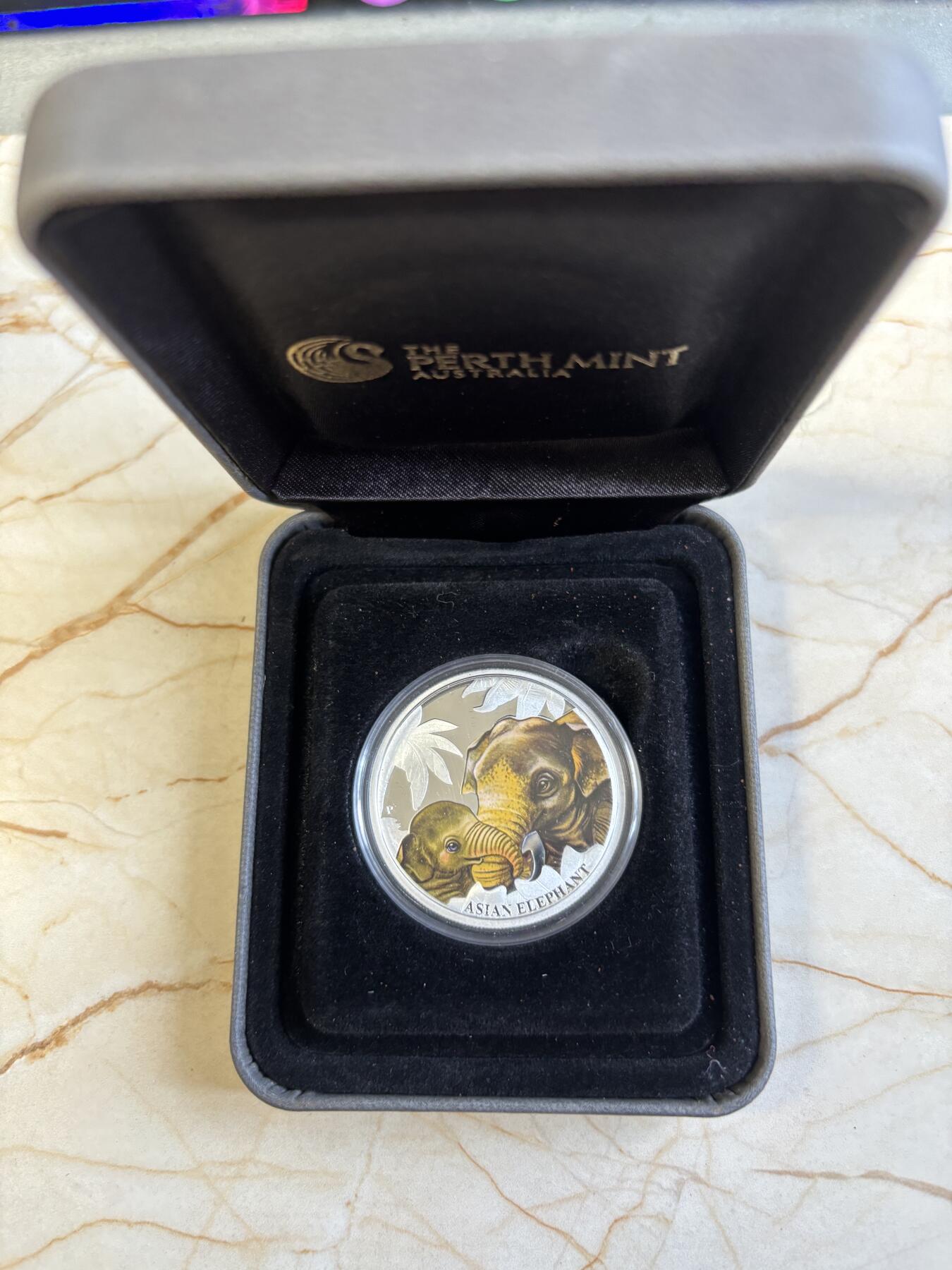 第195期拍卖 图瓦卢2014年母亲的爱系列大象彩色纪念银币，999银，发行6000枚