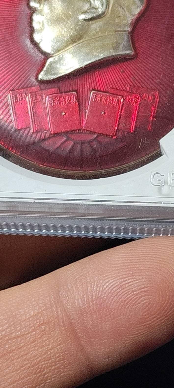 公博评级毛主席像章 🔥🔥六卷错版🔥🔥公博评级毛主席像章，67分，背面有铭文：认真做好出版工作  辽宁省毛主席著作出版办公室