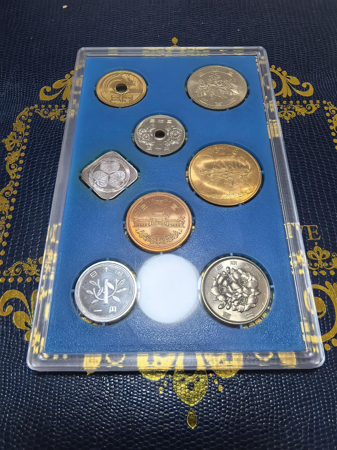 长老汇马年精选第十三场拍卖 2001日本国际货币展6枚套装，含1枚圆形铜章和1枚菱形银章