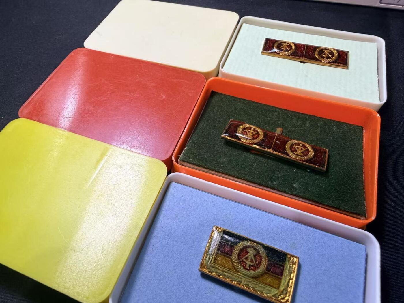 云宸嘉赏-勋臻文献佳藏优品精选场次（低佣 转发佣金红包） 民主德国劳动荣誉奖章一组带原盒 