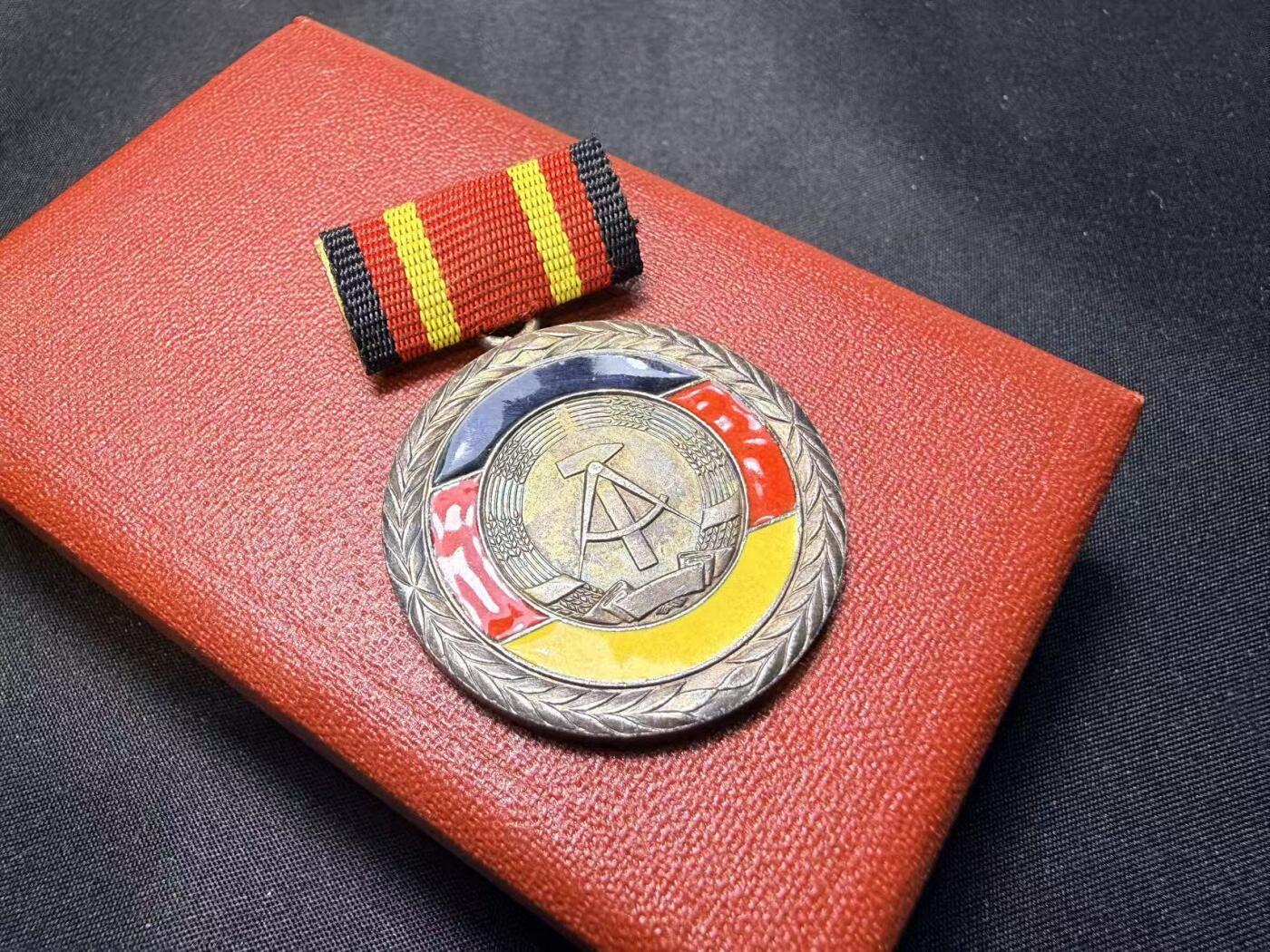 云宸嘉赏-勋臻文献佳藏优品精选场次（低佣 转发佣金红包） 民主德国国家荣誉奖章（最高级别奖章）带皮扣盒 早期版本珐琅版 五彩氧化非常漂亮 