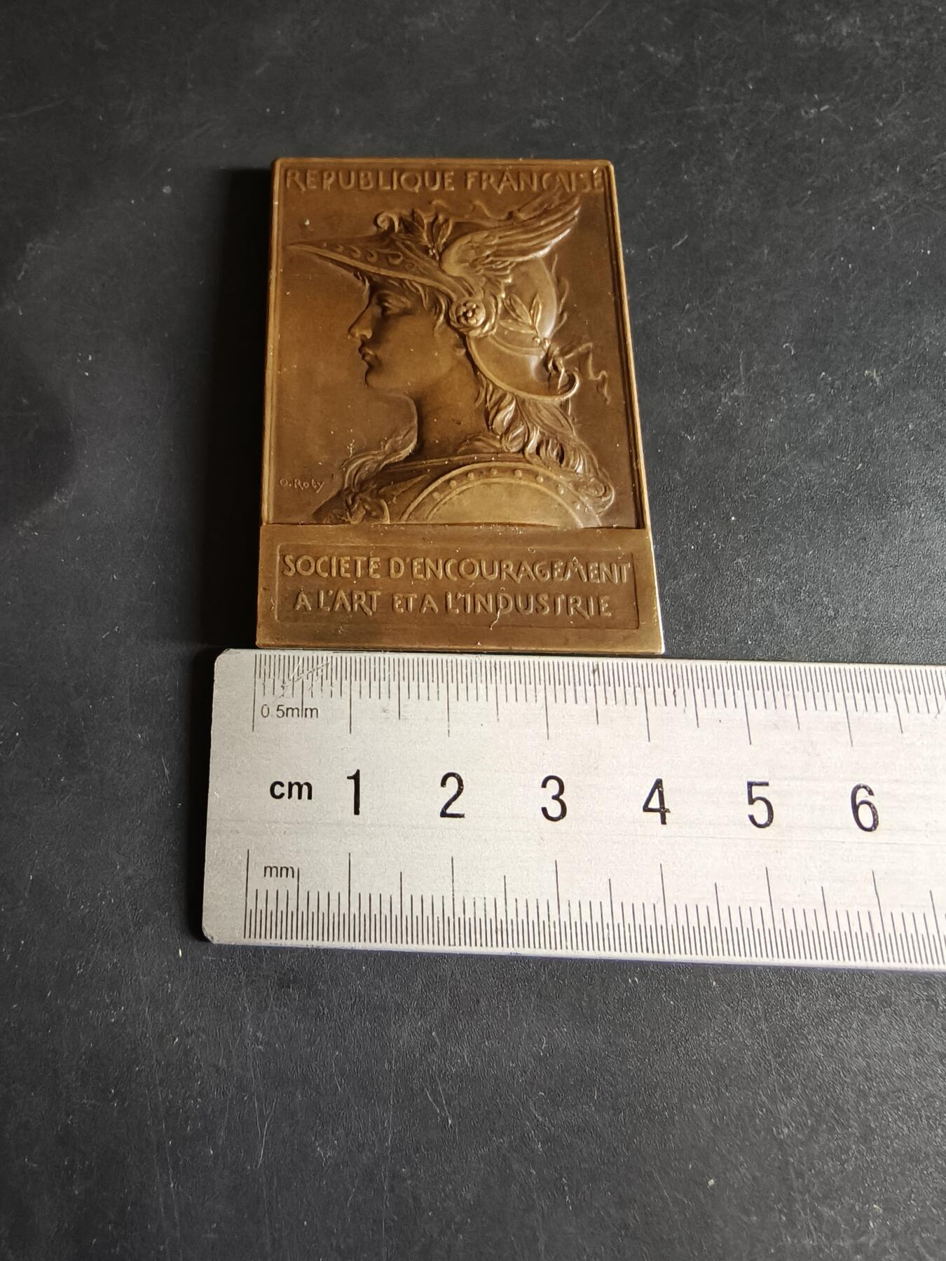 老王徽章第190期 法国1926年工业应用艺术沙龙方形大铜章     罗蒂大师名作    正面为戎装玛丽安娜    背面为智慧女神密涅瓦与火神伏尔甘     尺寸42×60mm     重量74.3g