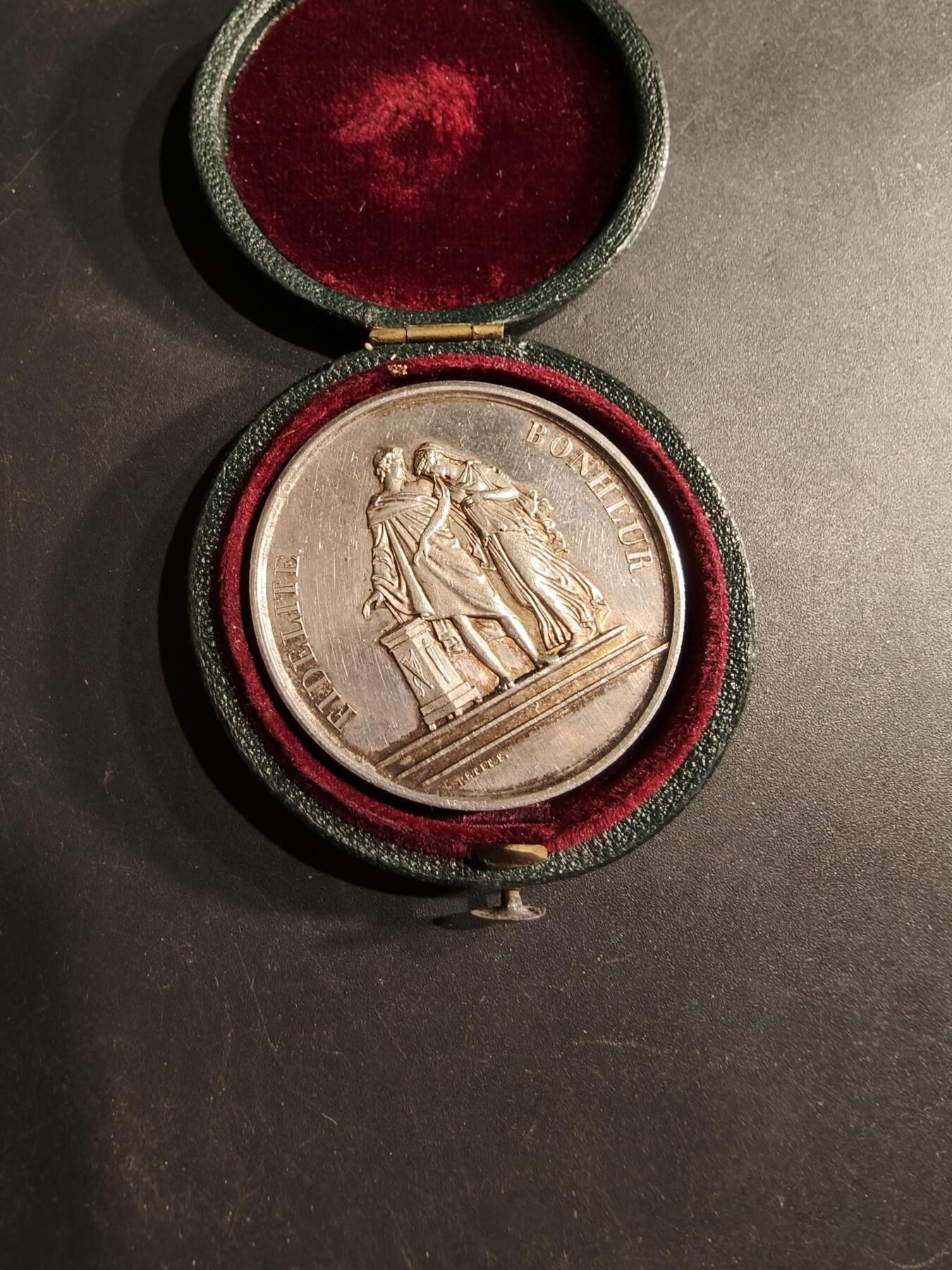 老王徽章第190期 法国婚礼大银章    蜜蜂958银标   带边铭背铭   1874年    原盒     直径39mm    重量25.3g