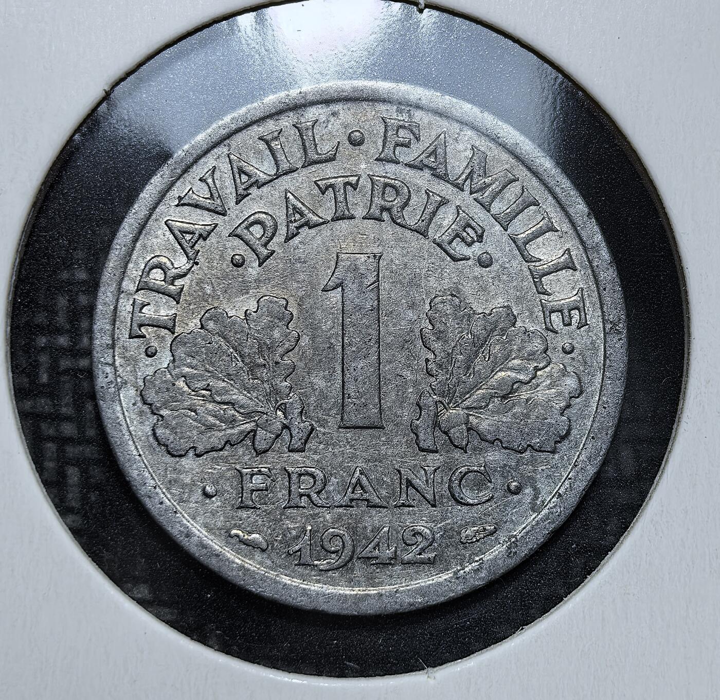 外国优质老铜币银币苏联纪念章，每周六晚九点倒数截拍，满百包邮可寄存，持续收拍 维希法国1942年1法郎，正面双斧与麦穗纹饰，背面刻有 “劳动・家庭・祖国” 口号，是二战傀儡政权时期的特殊历史见证，币面清晰，极具收藏与历史研究价值。