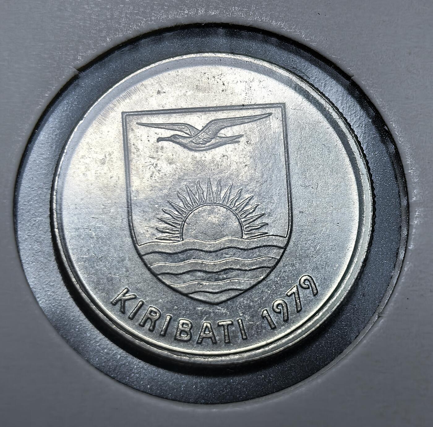 外国优质老铜币银币苏联纪念章，每周六晚九点倒数截拍，满百包邮可寄存，持续收拍 基里巴斯1979年5 分，正面为独特的壁虎图案，背面是国徽，设计充满热带海岛风情，币面光洁，细节清晰，是大洋洲小众钱币收藏的趣味之选。