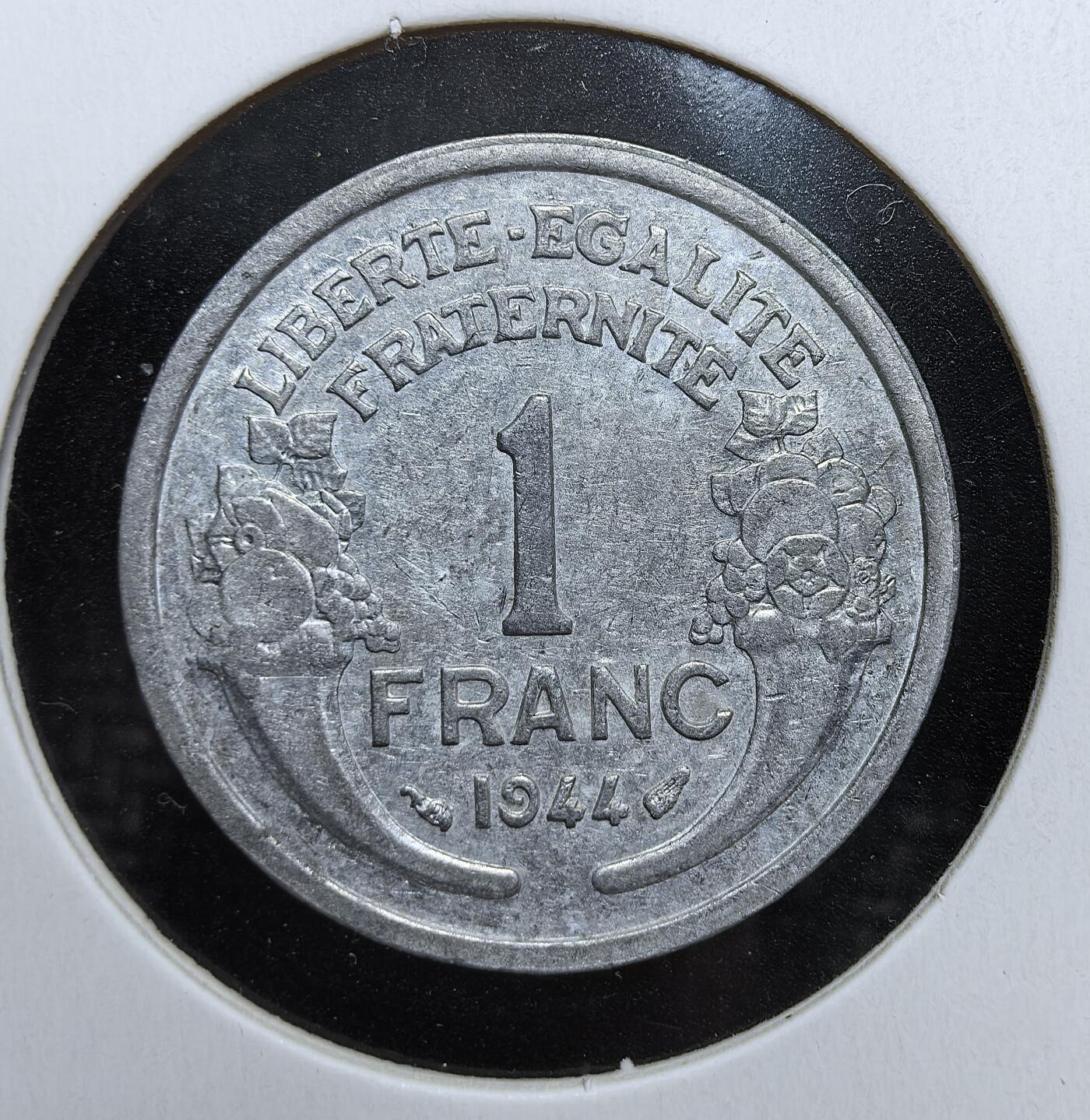 外国优质老铜币银币苏联纪念章，每周六晚九点倒数截拍，满百包邮可寄存，持续收拍 法国1944年1法郎，正面玛丽安娜麦穗冠头像，背面镌刻 “自由・平等・博爱” 与丰饶角纹饰，是二战后期法国解放时期的历史见证，币面清晰，极具收藏价值。