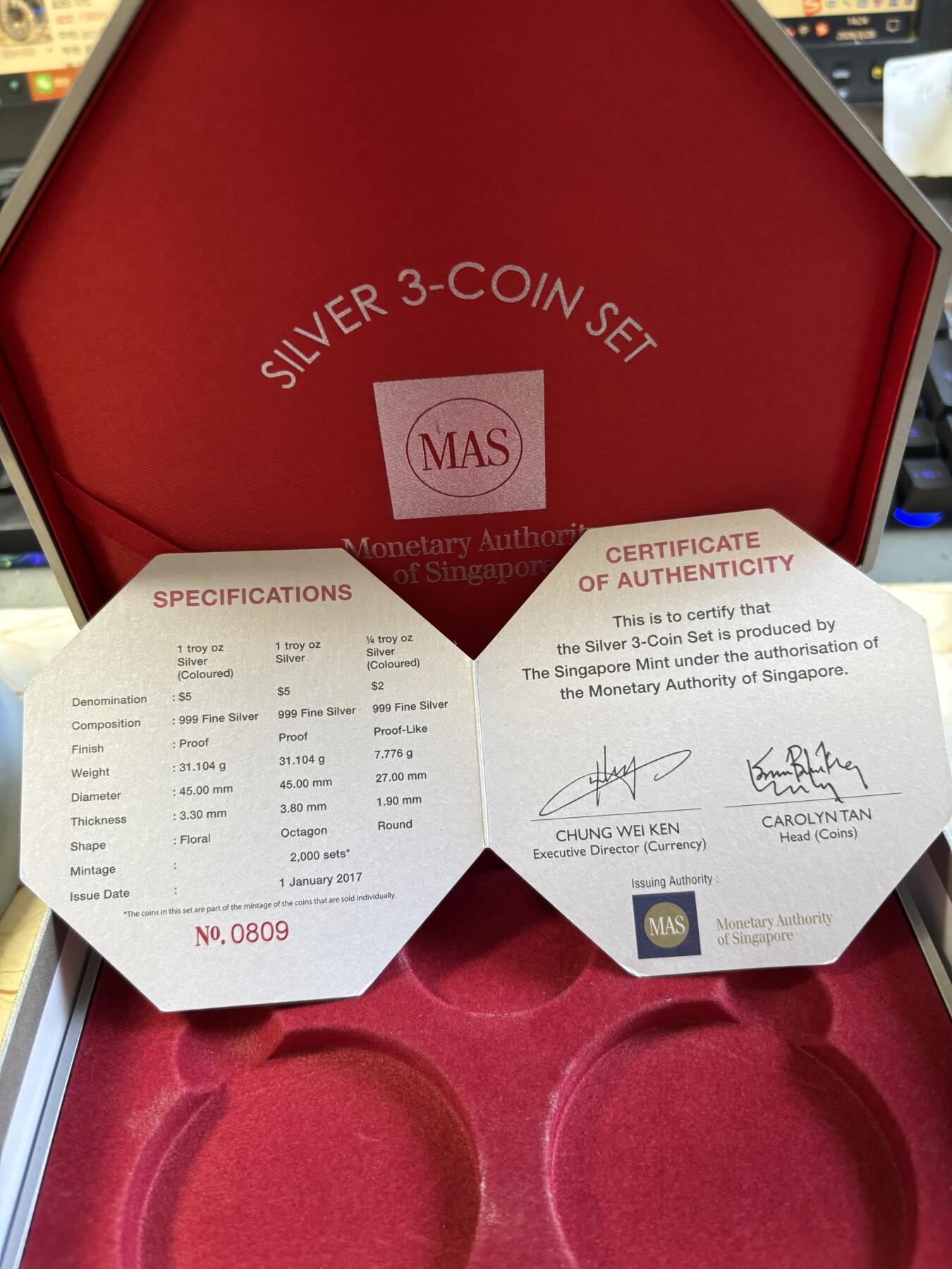 第194期拍卖 新加坡2017年十二生肖鸡年银币3枚套NGC-PF68一枚，PF69-2枚，1盎司/1盎司/1/4盎司，999银，发行2000套