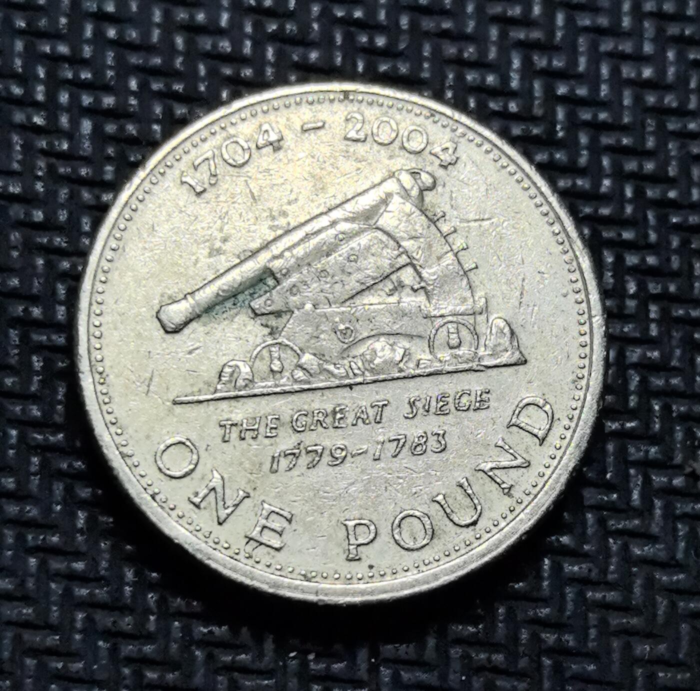 外国优质老铜币银币苏联纪念章，每周六晚九点倒数截拍，满百包邮可寄存，持续收拍 直布罗陀大围攻主题 1 英镑纪念币，正面为伊丽莎白二世头像，背面镌刻古炮纹饰，标注 “THE GREAT SIEGE 1779-1783”，纪念直布罗陀坚守 3 年的传奇防御战。镍黄铜材质，炮身细节硬朗，是见证地中海军事史与英属领地抗争精神的收藏精品。70个字一句话简述这个币的出售亮点