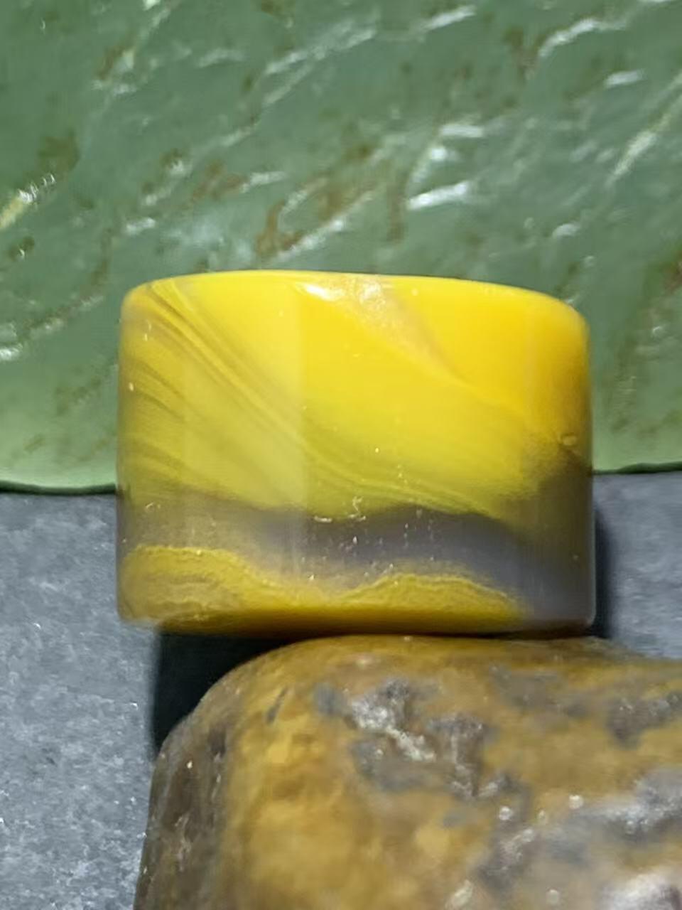 冻料飘鸡油黄蒙料战国红玛通货墩子一个，