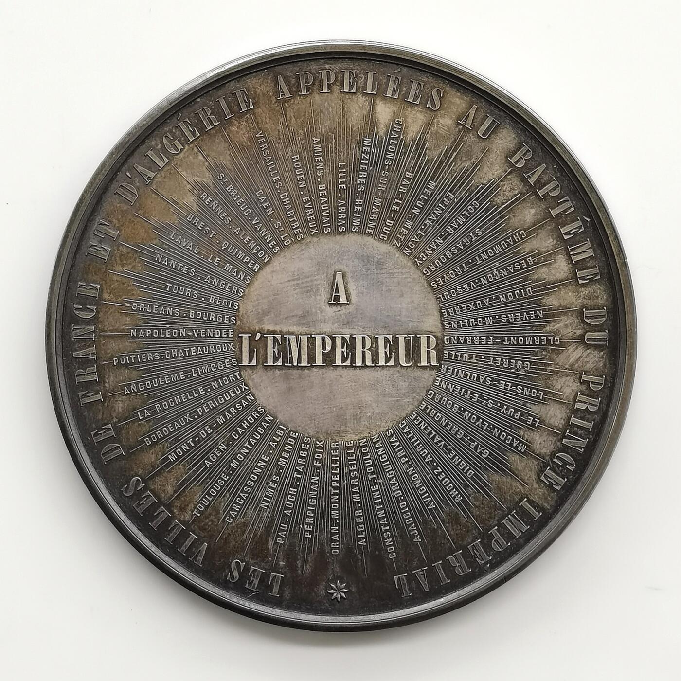 博洋堂“芳菲春韵”3月精品大拍专场暨第166期（全场包邮） 法国1856年拿破仑三世夫妇抱皇太子洗礼纪念章，铜银一对，原盒好品，直径69mm，原铸边铭，超高浮雕，难得一见