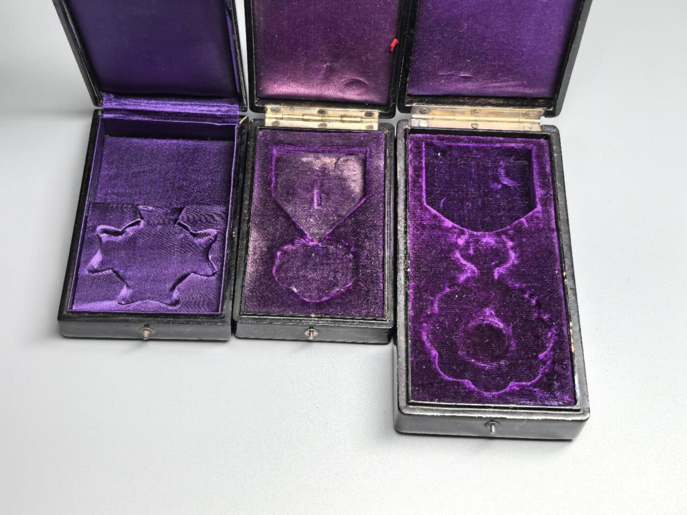 小驴勋章奖章收藏3月28日周六晚六点拍卖（珍爱和平，收藏战争，铭记历史，勿忘国耻，忠党爱国。有偿代拍，送拍规则在简介最后，参拍须阅读规则后再参拍，关系到运费包装发货时效真假辨别等关键信息，拍卖时不再发原图，看大图店主微信码在拍卖店铺介绍里） 五旭五瑞七叶大漆盒子一组