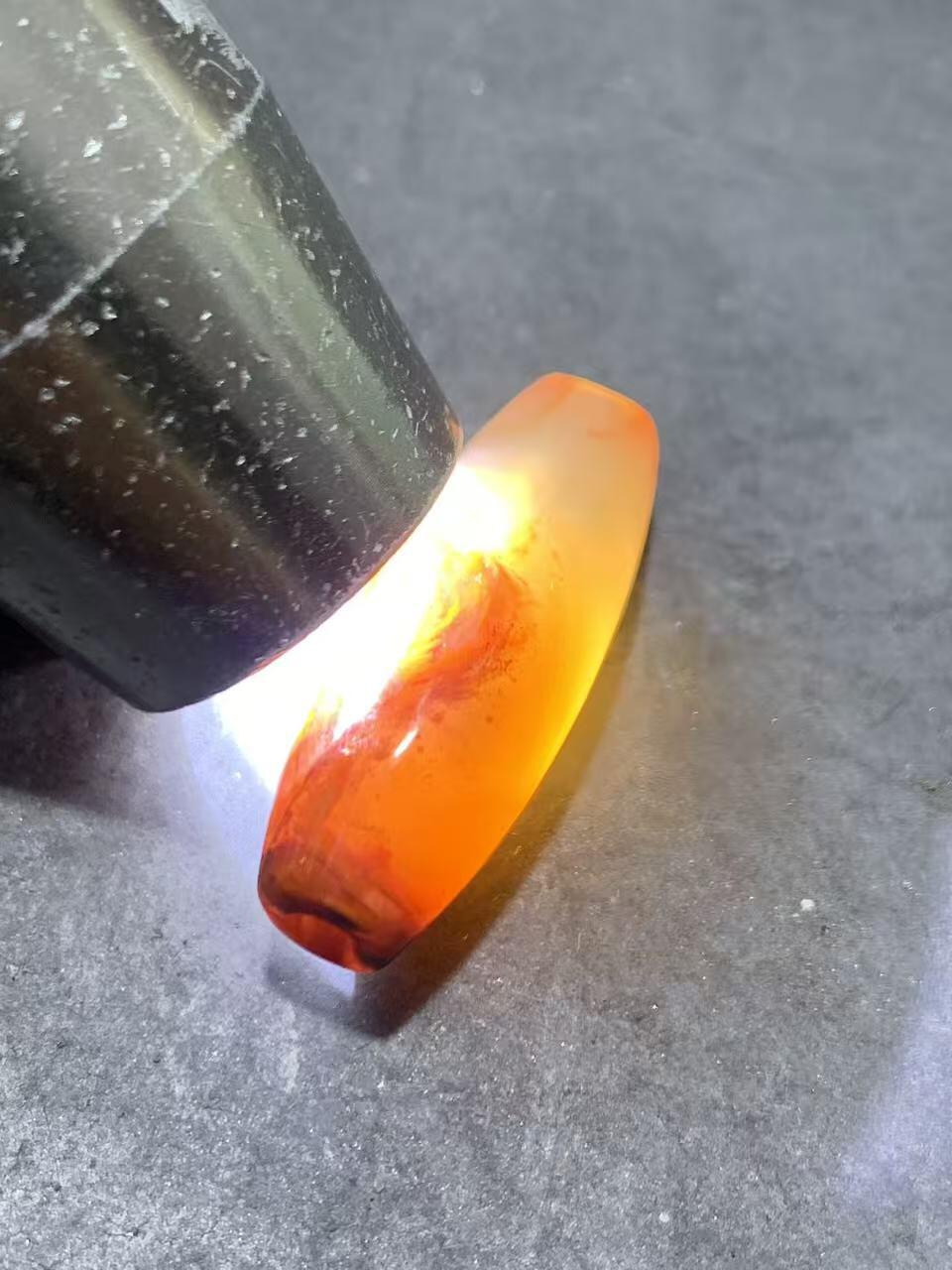 精美冻料飘红北漂战国红玛瑙随形桶珠一个！