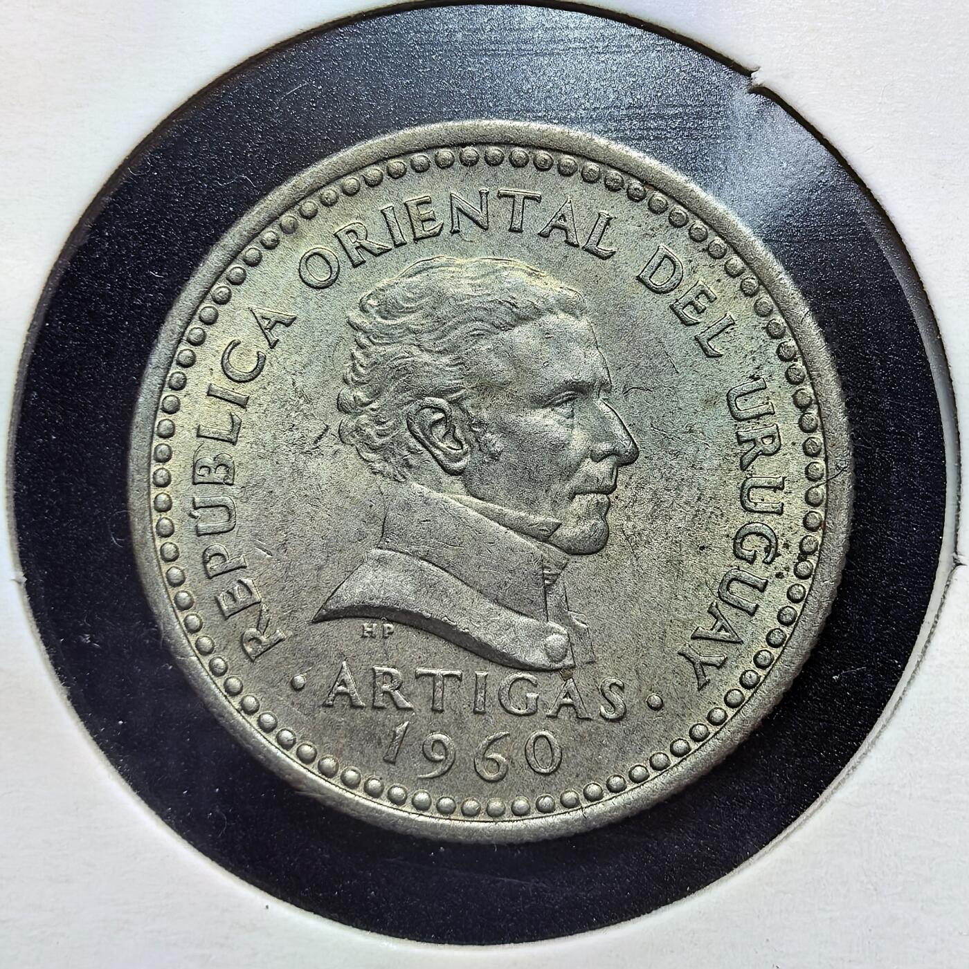 外国优质老铜币银币苏联纪念章，每周六晚九点倒数截拍，满百包邮可寄存，持续收拍 乌拉圭1960年25分，正面镌刻国父阿蒂加斯头像，背面国徽与星环纹饰精致，包浆温润，细节清晰，是南美历史钱币收藏的经典之选。