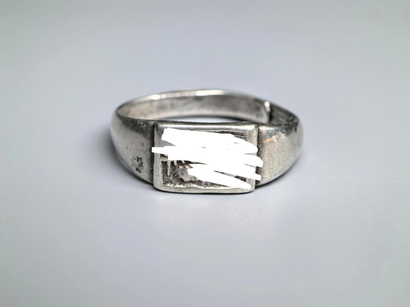 小驴勋章奖章收藏3月28日周六晚六点拍卖（珍爱和平，收藏战争，铭记历史，勿忘国耻，忠党爱国。有偿代拍，送拍规则在简介最后，参拍须阅读规则后再参拍，关系到运费包装发货时效真假辨别等关键信息，拍卖时不再发原图，看大图店主微信码在拍卖店铺介绍里） 民国戒指 内戳是天津银楼 天增和 足纹 ，银质