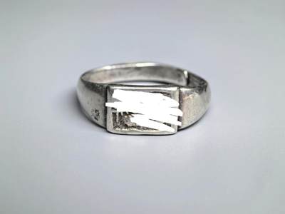 小驴勋章奖章收藏3月28日周六晚六点拍卖（珍爱和平，收藏战争，铭记历史，勿忘国耻，忠党爱国。有偿代拍，送拍规则在简介最后，参拍须阅读规则后再参拍，关系到运费包装发货时效真假辨别等关键信息，拍卖时不再发原图，看大图店主微信码在拍卖店铺介绍里） - 民国戒指 内戳是天津银楼 天增和 足纹 ，银质