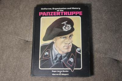 2026.4.2德系小拍卖 - 德三装甲兵团，全书335页，详细介绍了装甲兵的历任指挥官、编队构成、制服装备还有战术符号，封面略有痕迹，内页完好