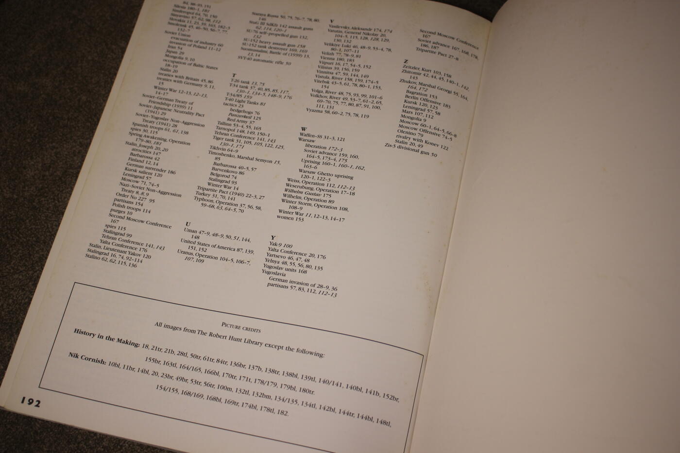 2026.4.2德系小拍卖 东线1941-1945，全书190页，按照时间顺序介绍了苏德双方的大小战役情况，图片丰富，纸张有一些年代痕迹，无缺损