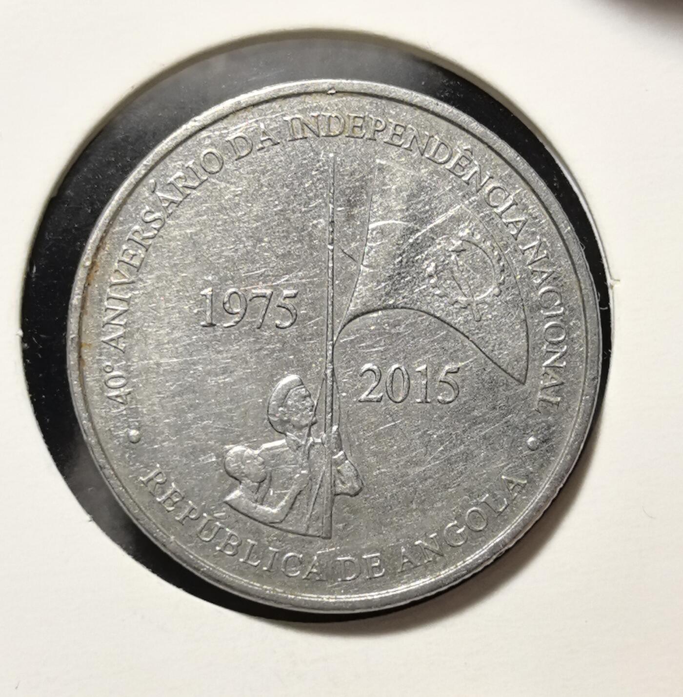 外国优质老铜币银币苏联纪念章，每周六晚九点倒数截拍，满百包邮可寄存，持续收拍 安哥拉 50 宽扎双金属纪念币，独立 40 周年主题的升旗浮雕，记录 1975-2015 年国家历程，兼具非洲现代货币设计与历史纪念价值。