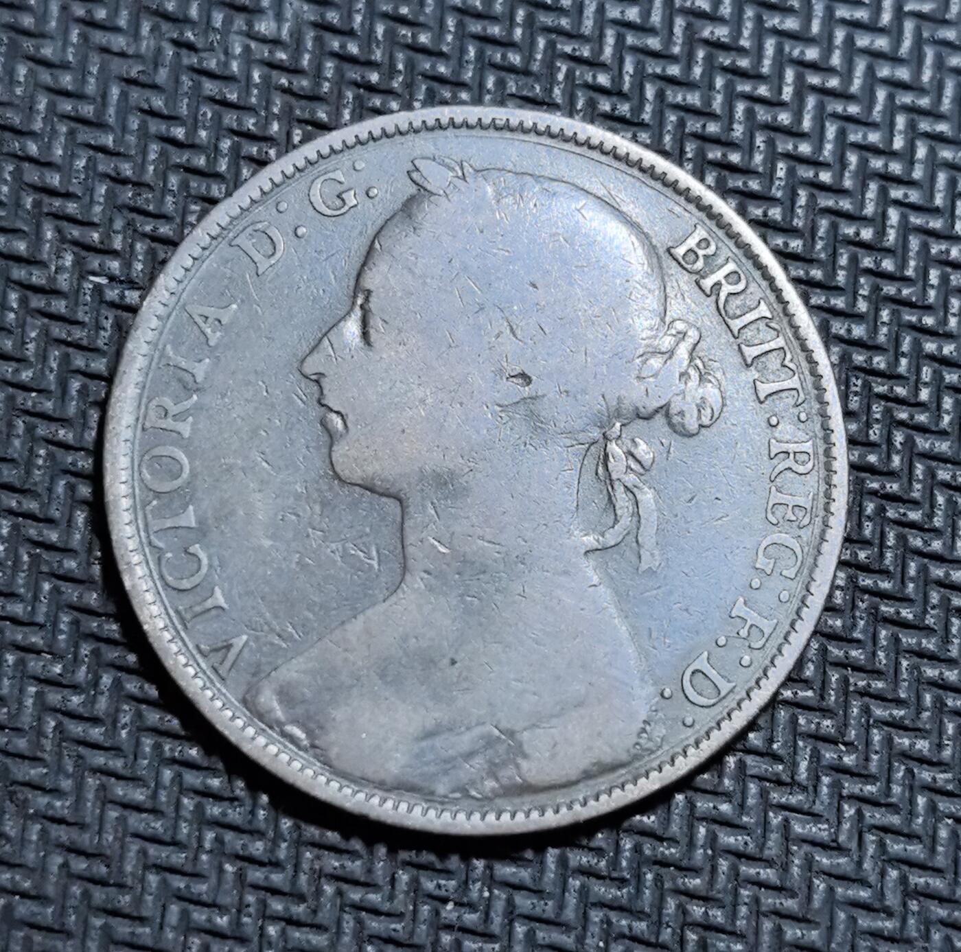 外国优质老铜币银币苏联纪念章，每周六晚九点倒数截拍，满百包邮可寄存，持续收拍 英国维多利亚女王1886年1 便士铜币，正面为女王披纱头像，背面是不列颠尼亚坐像与面值，见证维多利亚鼎盛时期，包浆温润，是英国近代币制与殖民时代的经典见证，收藏辨识度高。